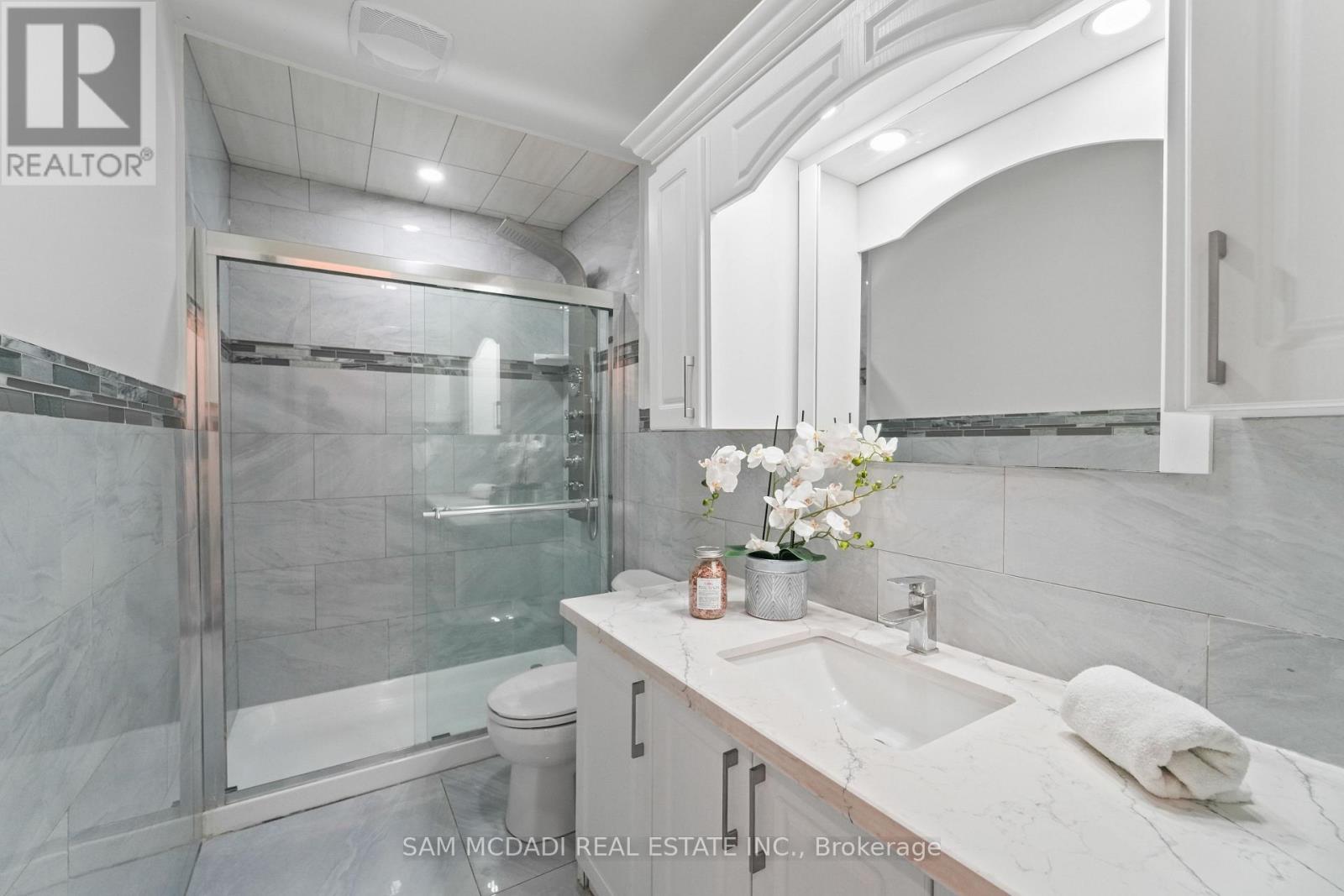 19 Shalom Crescent, Toronto, Ontario  M9V 4J3 - Photo 16 - W13085338