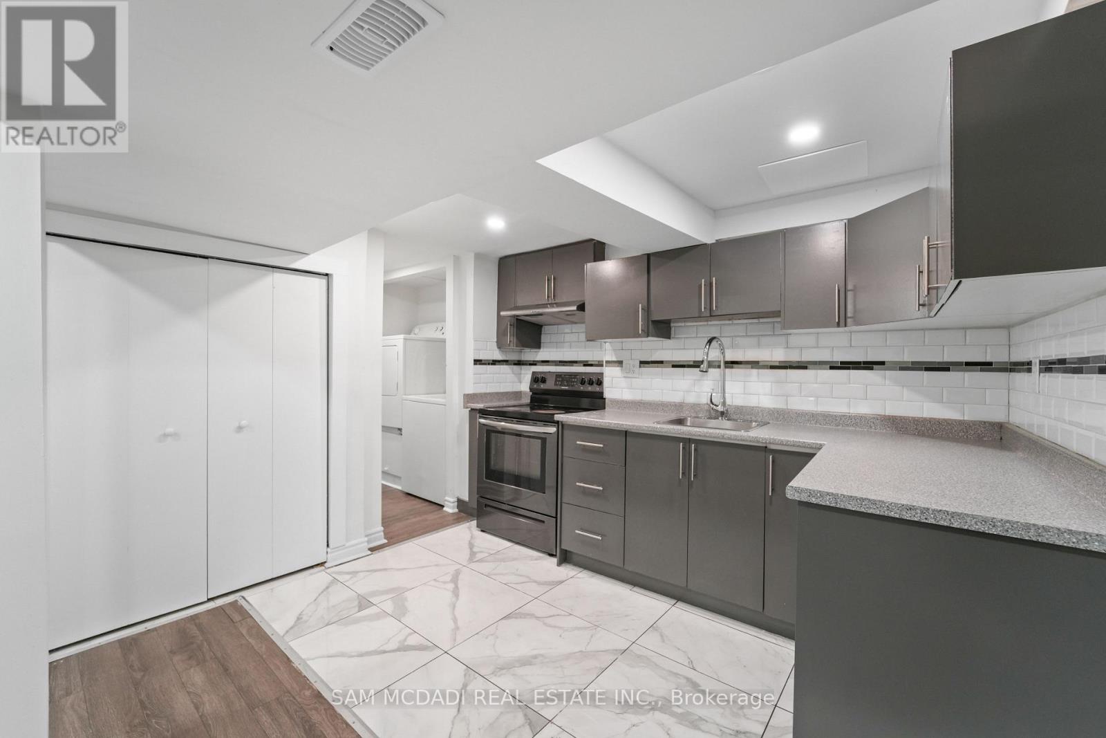 19 Shalom Crescent, Toronto, Ontario  M9V 4J3 - Photo 18 - W13085338