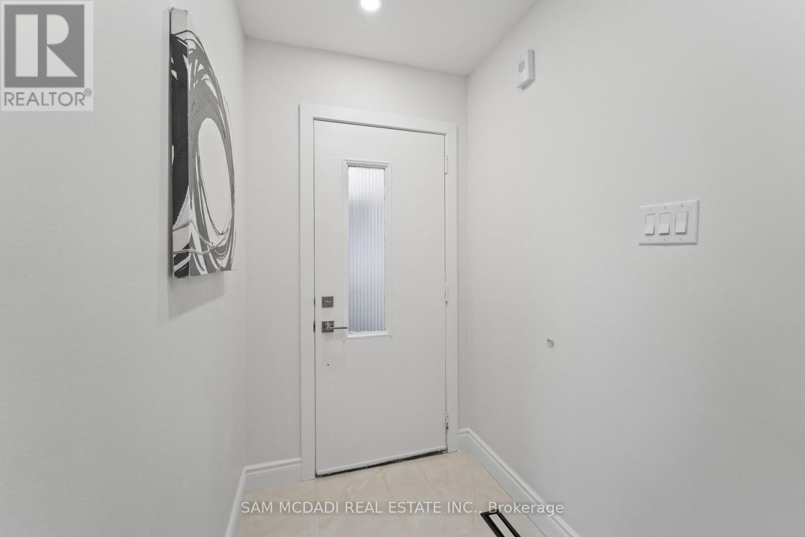 19 Shalom Crescent, Toronto, Ontario  M9V 4J3 - Photo 2 - W13085338