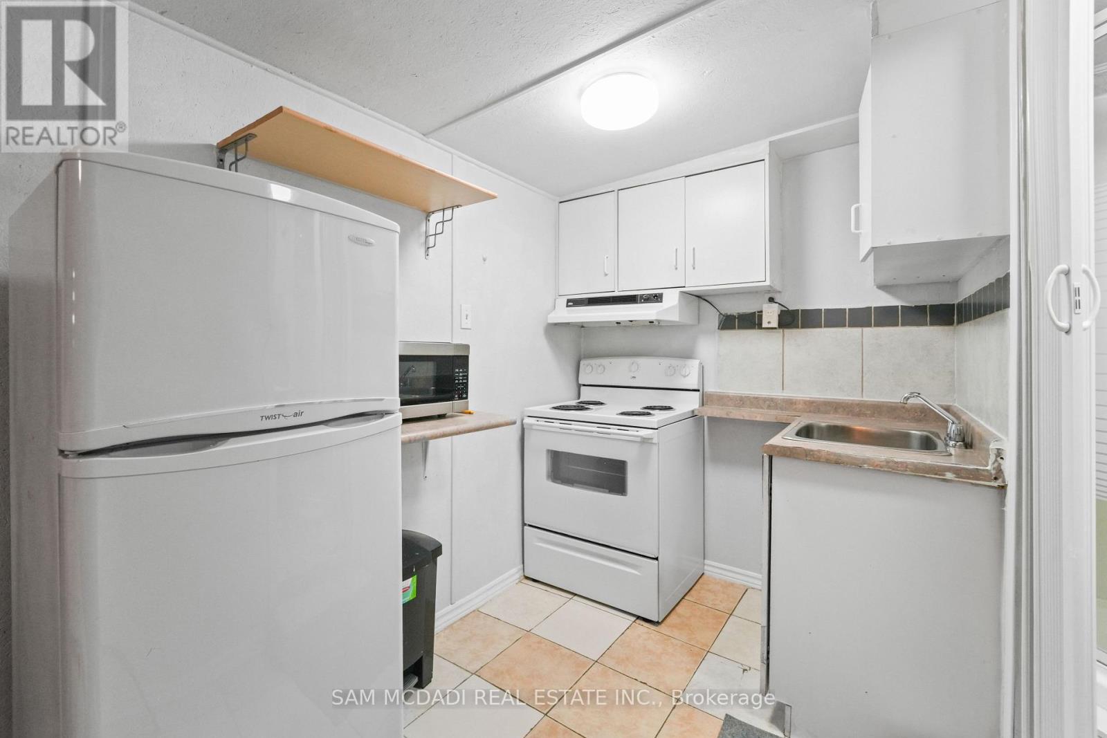 19 Shalom Crescent, Toronto, Ontario  M9V 4J3 - Photo 34 - W13085338