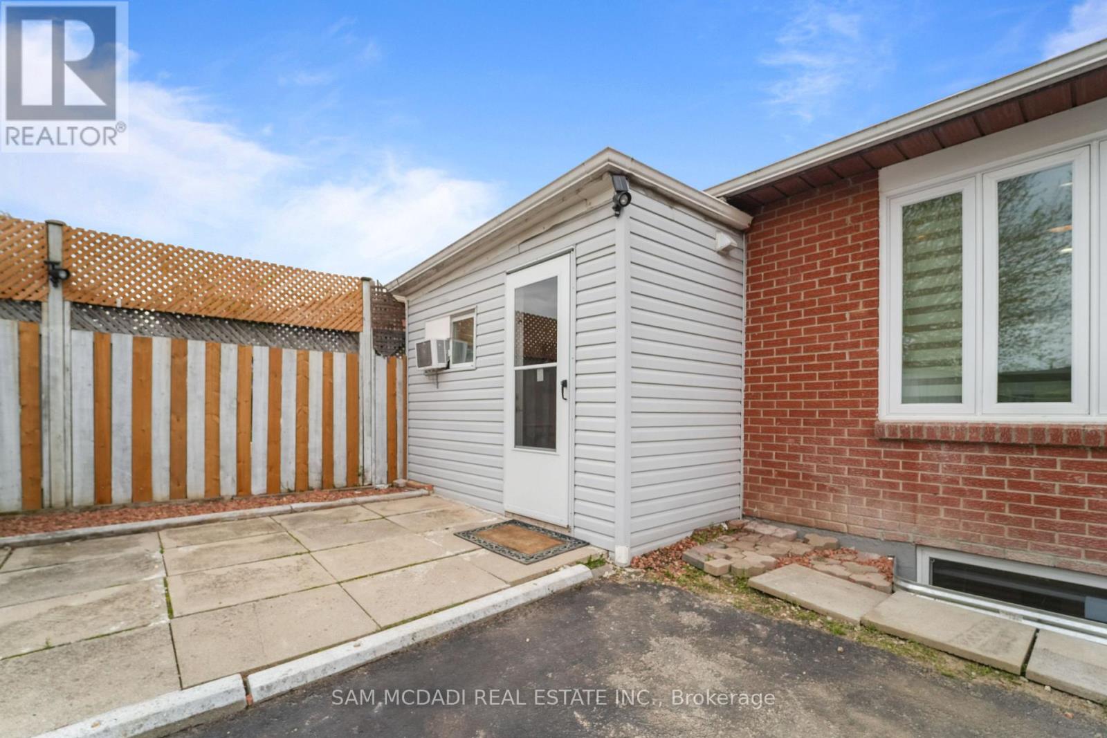 19 Shalom Crescent, Toronto, Ontario  M9V 4J3 - Photo 38 - W13085338