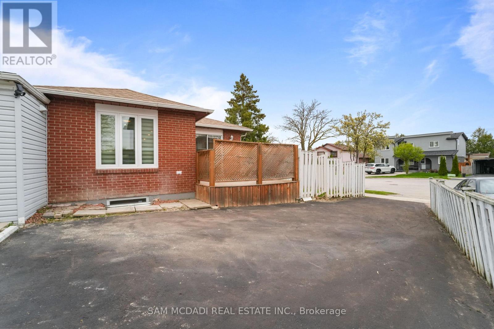 19 Shalom Crescent, Toronto, Ontario  M9V 4J3 - Photo 40 - W13085338