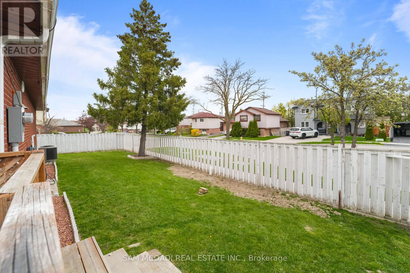 19 Shalom Crescent, Toronto, Ontario  M9V 4J3 - Photo 42 - W13085338