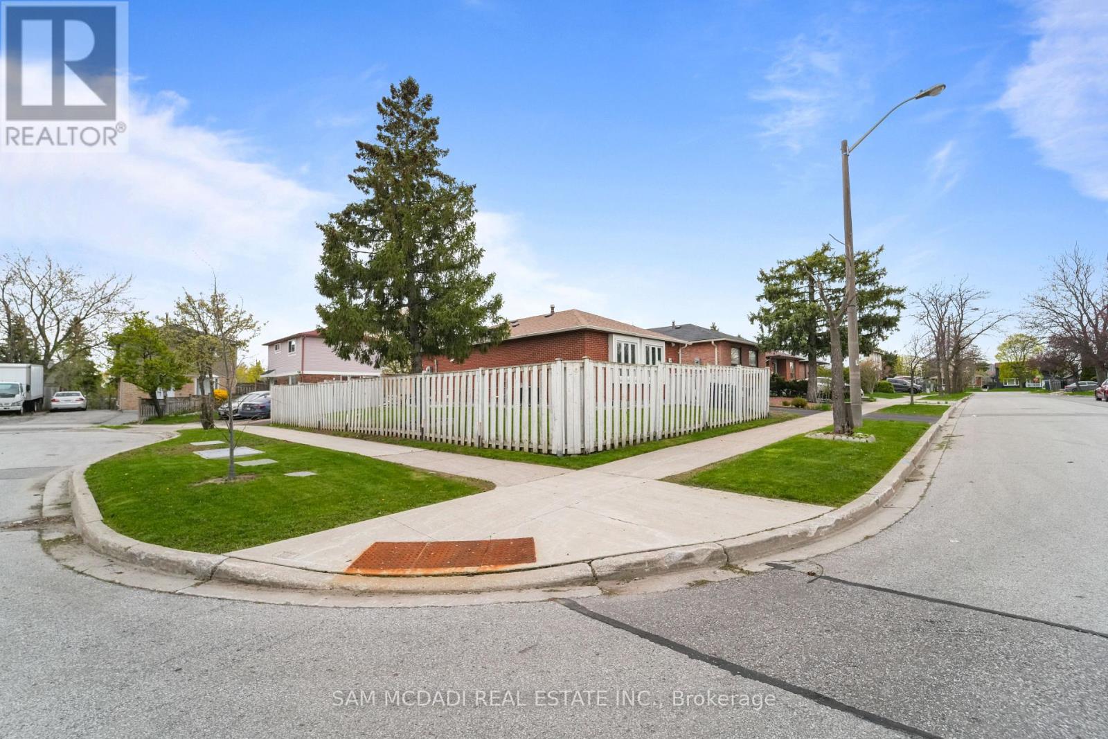 19 Shalom Crescent, Toronto, Ontario  M9V 4J3 - Photo 43 - W13085338