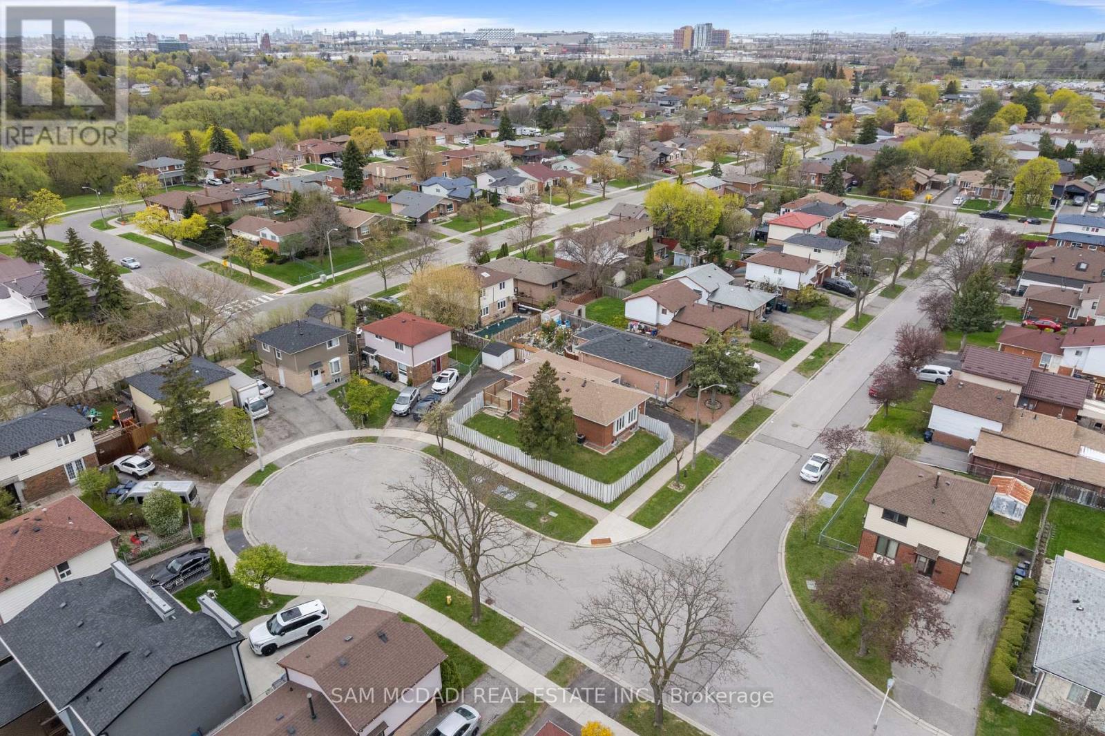 19 Shalom Crescent, Toronto, Ontario  M9V 4J3 - Photo 47 - W13085338