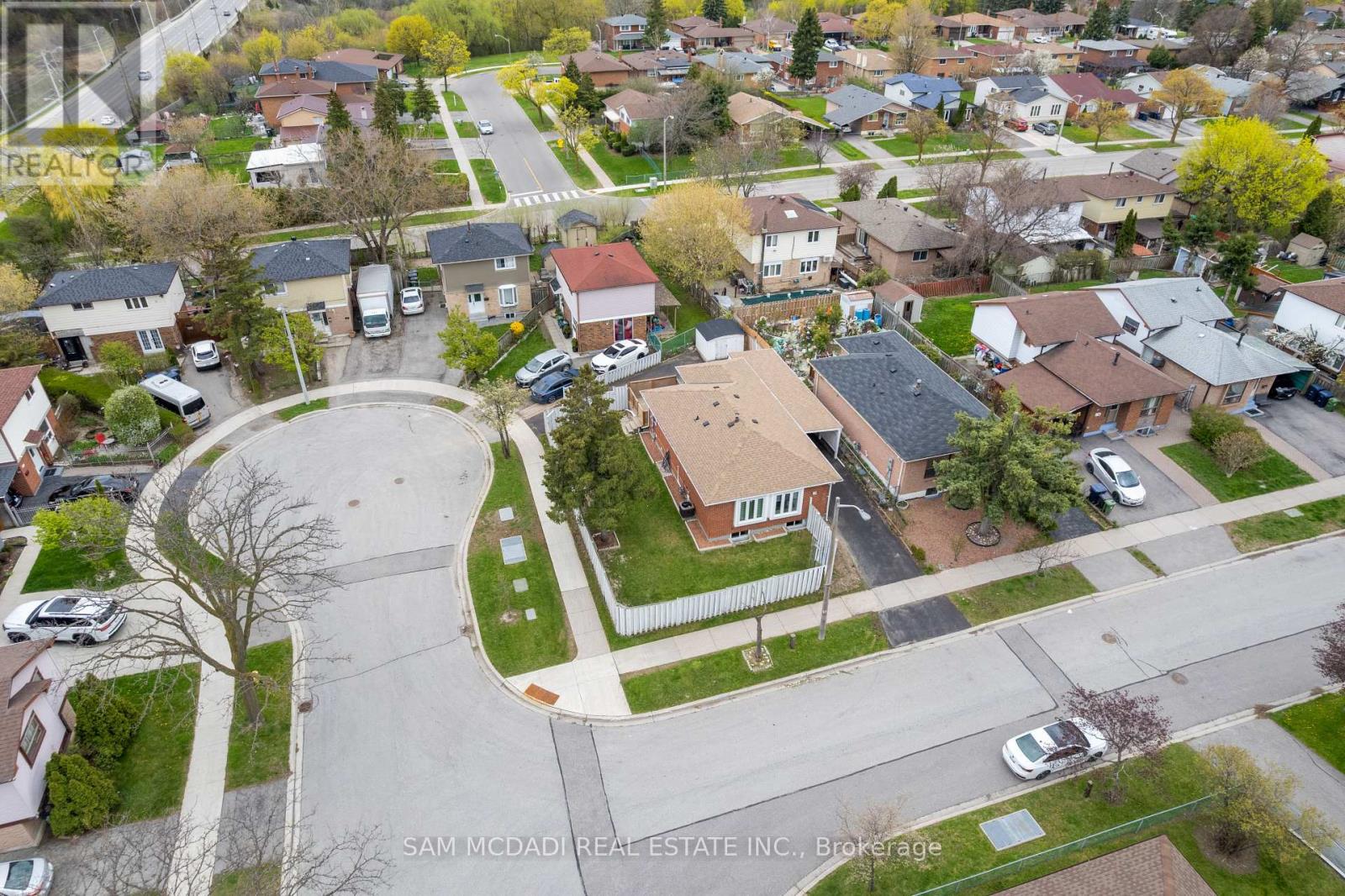 19 Shalom Crescent, Toronto, Ontario  M9V 4J3 - Photo 48 - W13085338
