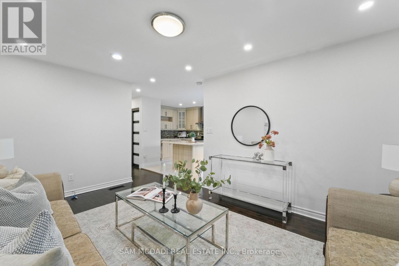 19 Shalom Crescent, Toronto, Ontario  M9V 4J3 - Photo 5 - W13085338