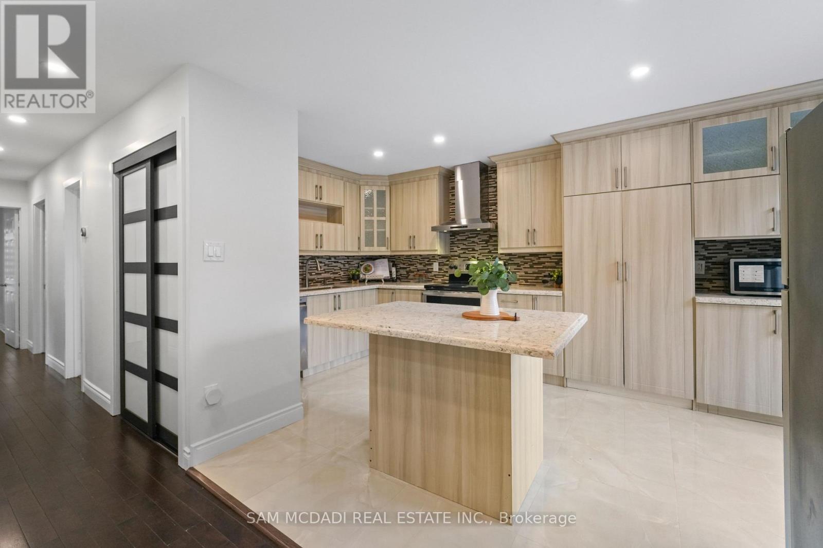 19 Shalom Crescent, Toronto, Ontario  M9V 4J3 - Photo 6 - W13085338