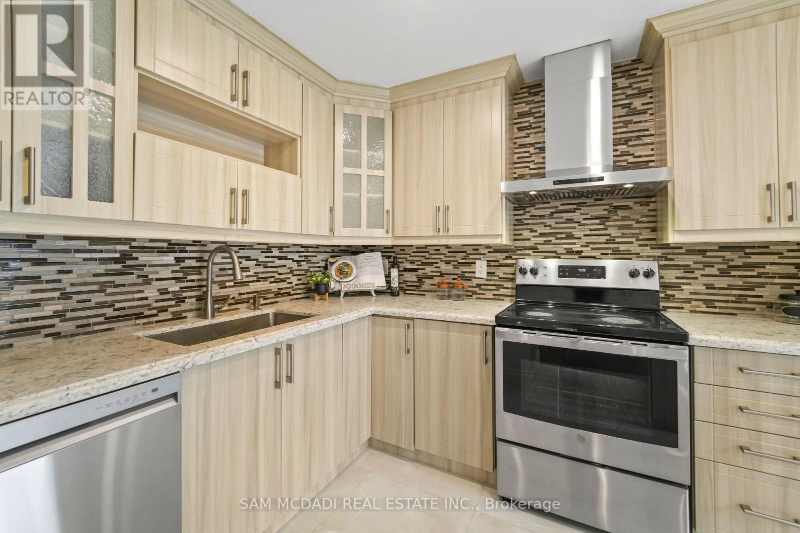 19 Shalom Crescent, Toronto, Ontario  M9V 4J3 - Photo 7 - W13085338