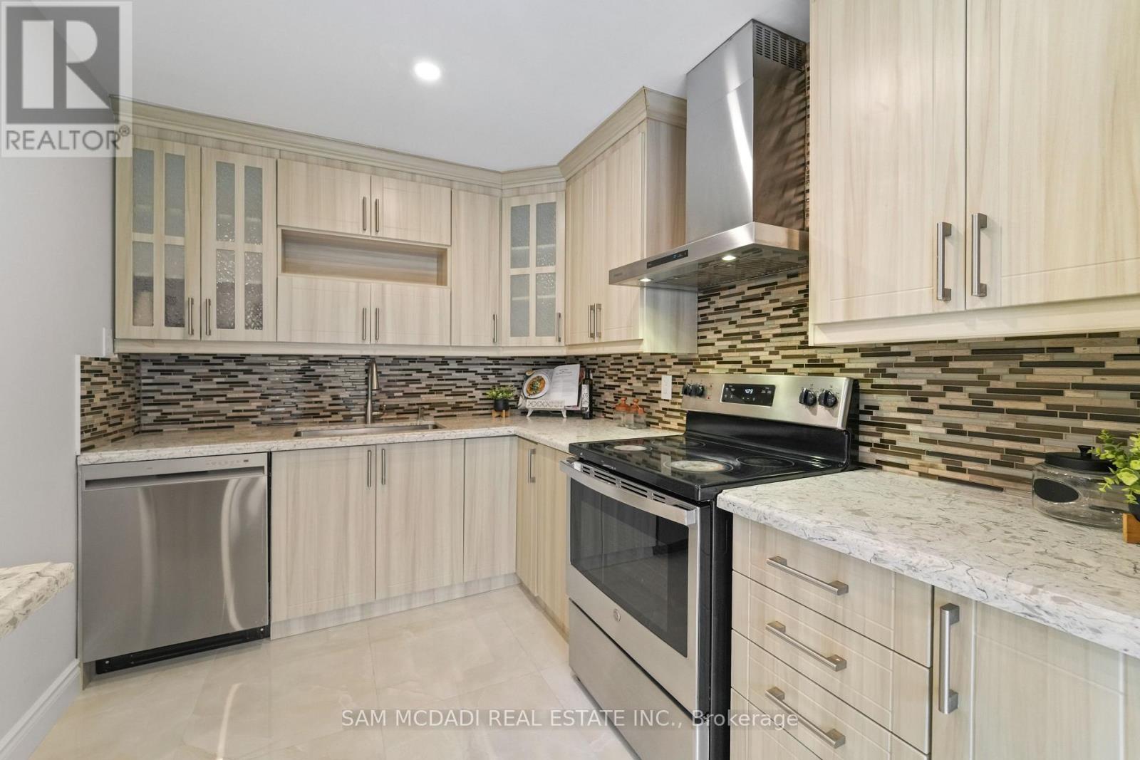19 Shalom Crescent, Toronto, Ontario  M9V 4J3 - Photo 8 - W13085338