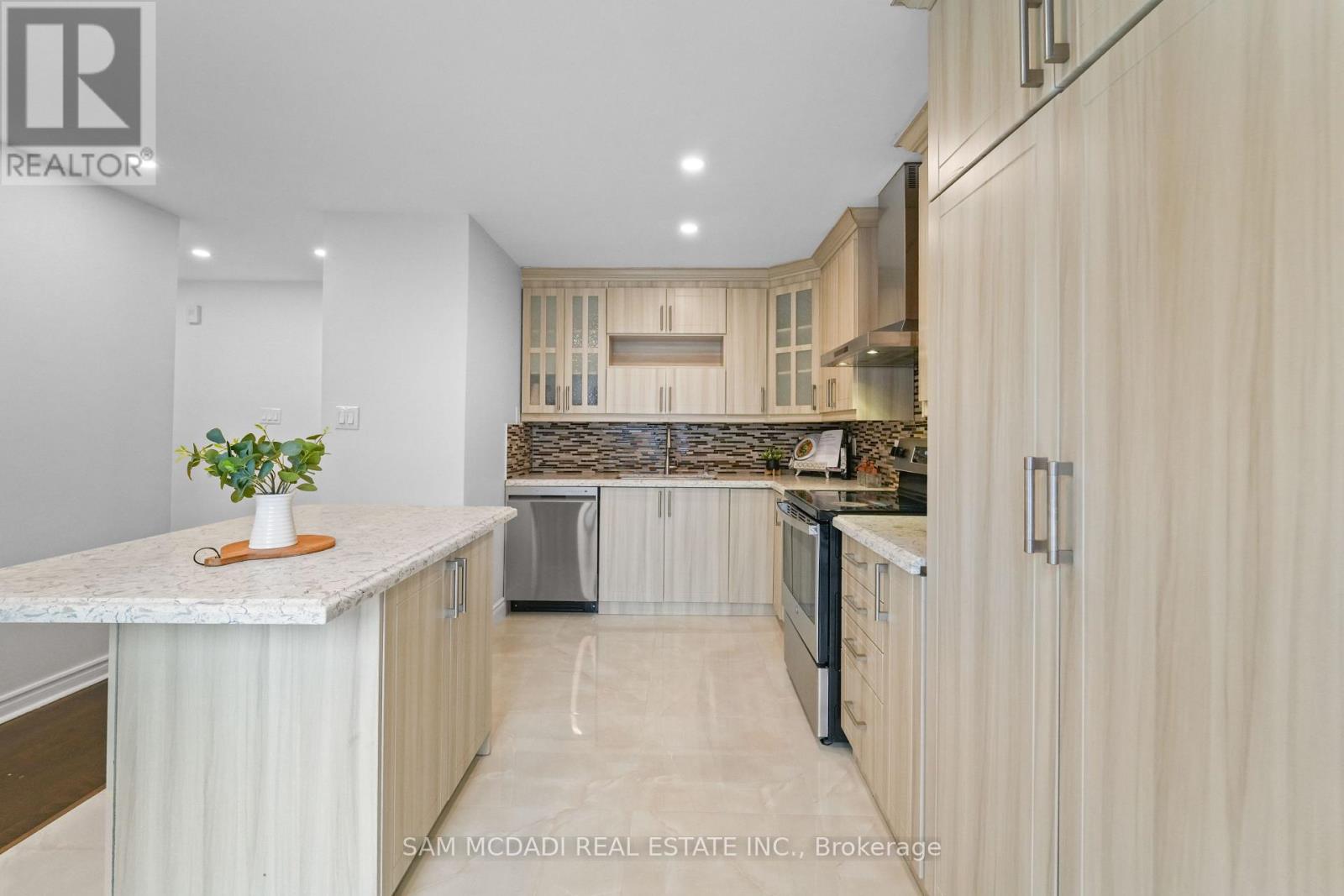 19 Shalom Crescent, Toronto, Ontario  M9V 4J3 - Photo 9 - W13085338