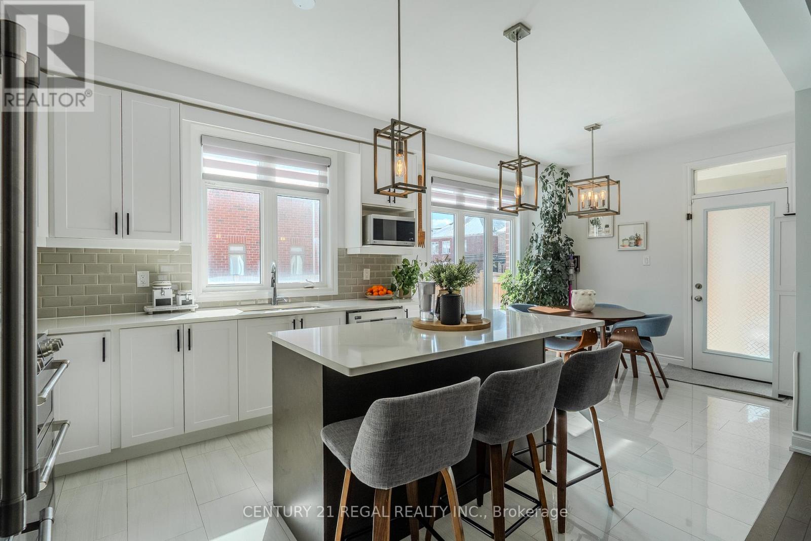 25 Elysian Fields Circle, Brampton, Ontario  L6Y 6E9 - Photo 4 - W13085346