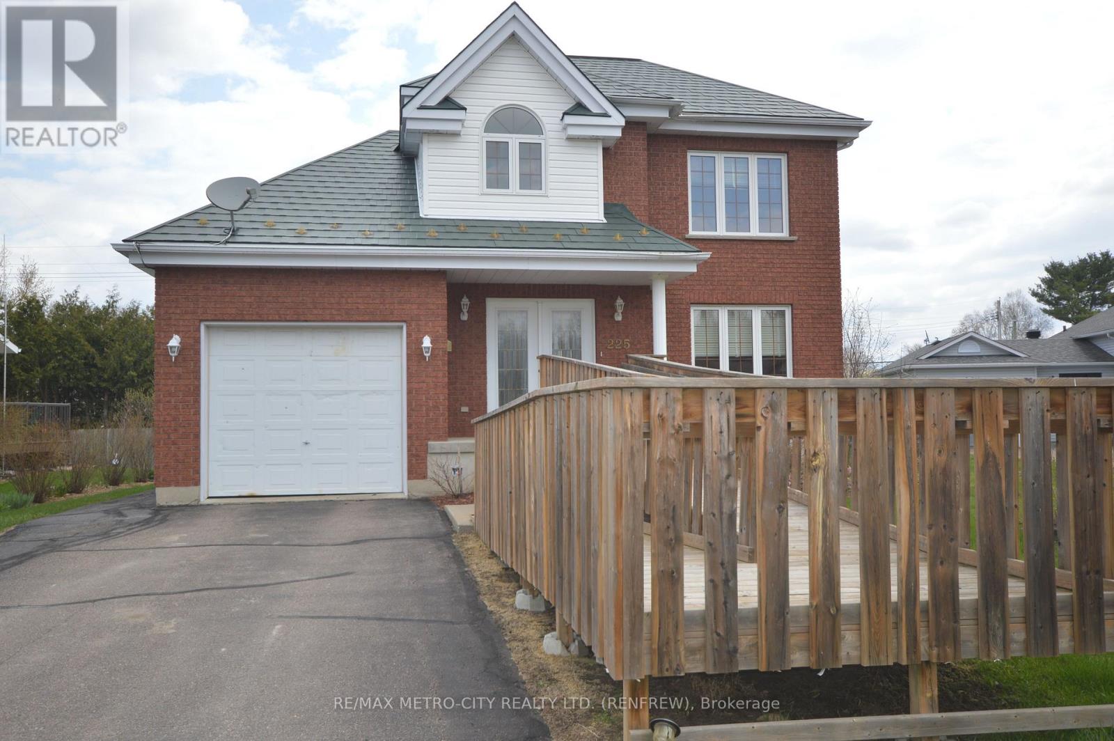 225 VANIER CRESCENT, Renfrew, Ontario