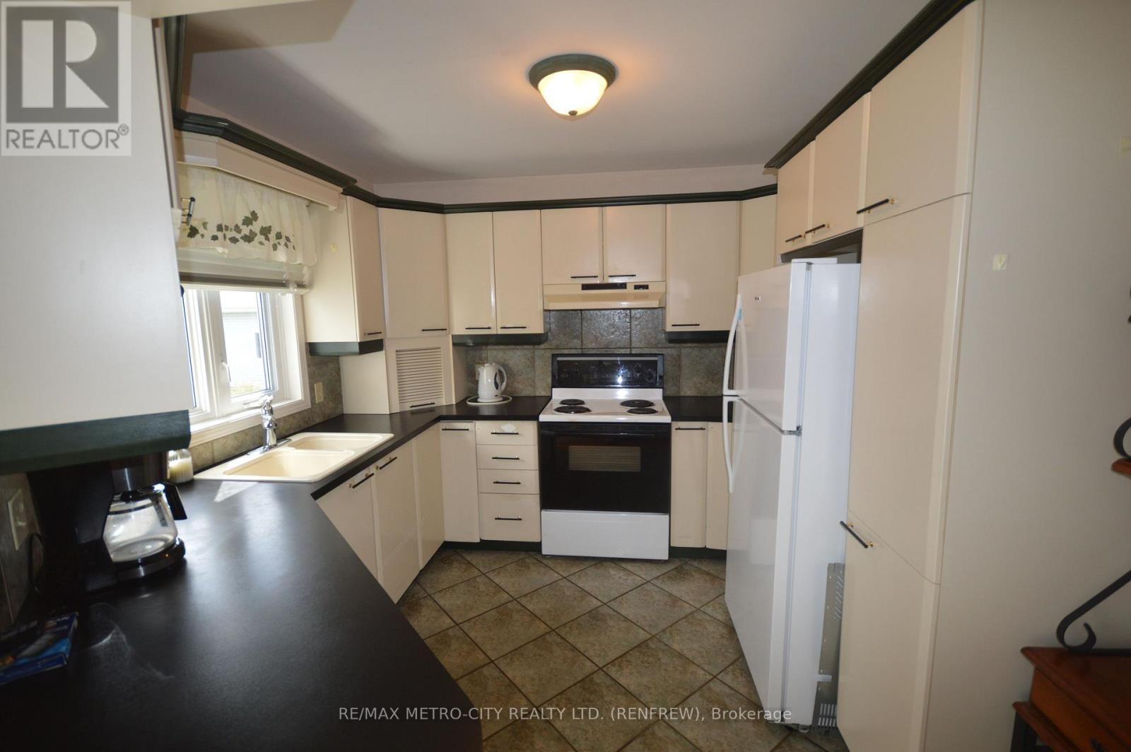 225 Vanier Crescent, Renfrew, Ontario  K7V 4K6 - Photo 4 - X13085398
