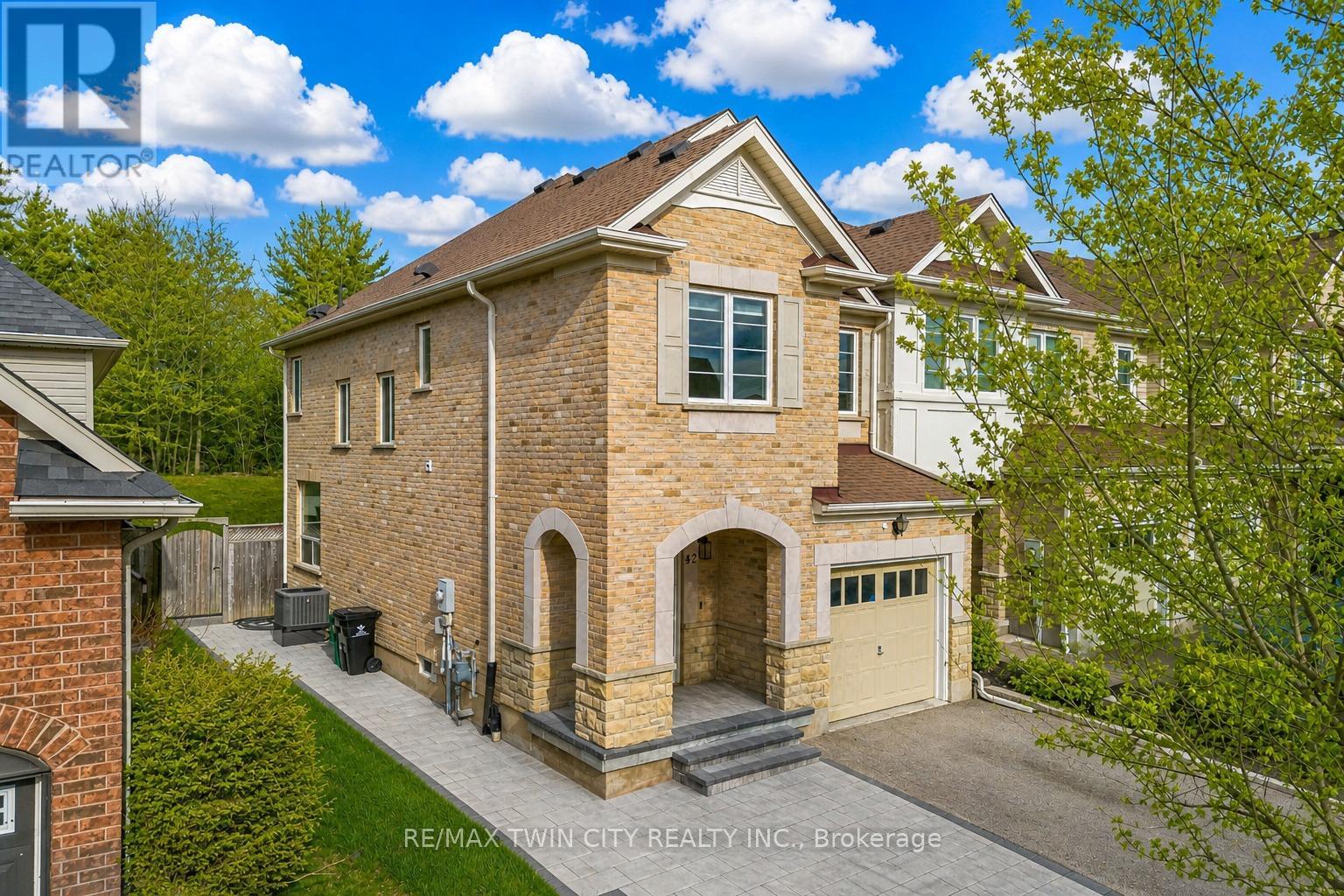 42 Doon Mills Drive, Kitchener, Ontario  N2P 2W9 - Photo 2 - X13085186