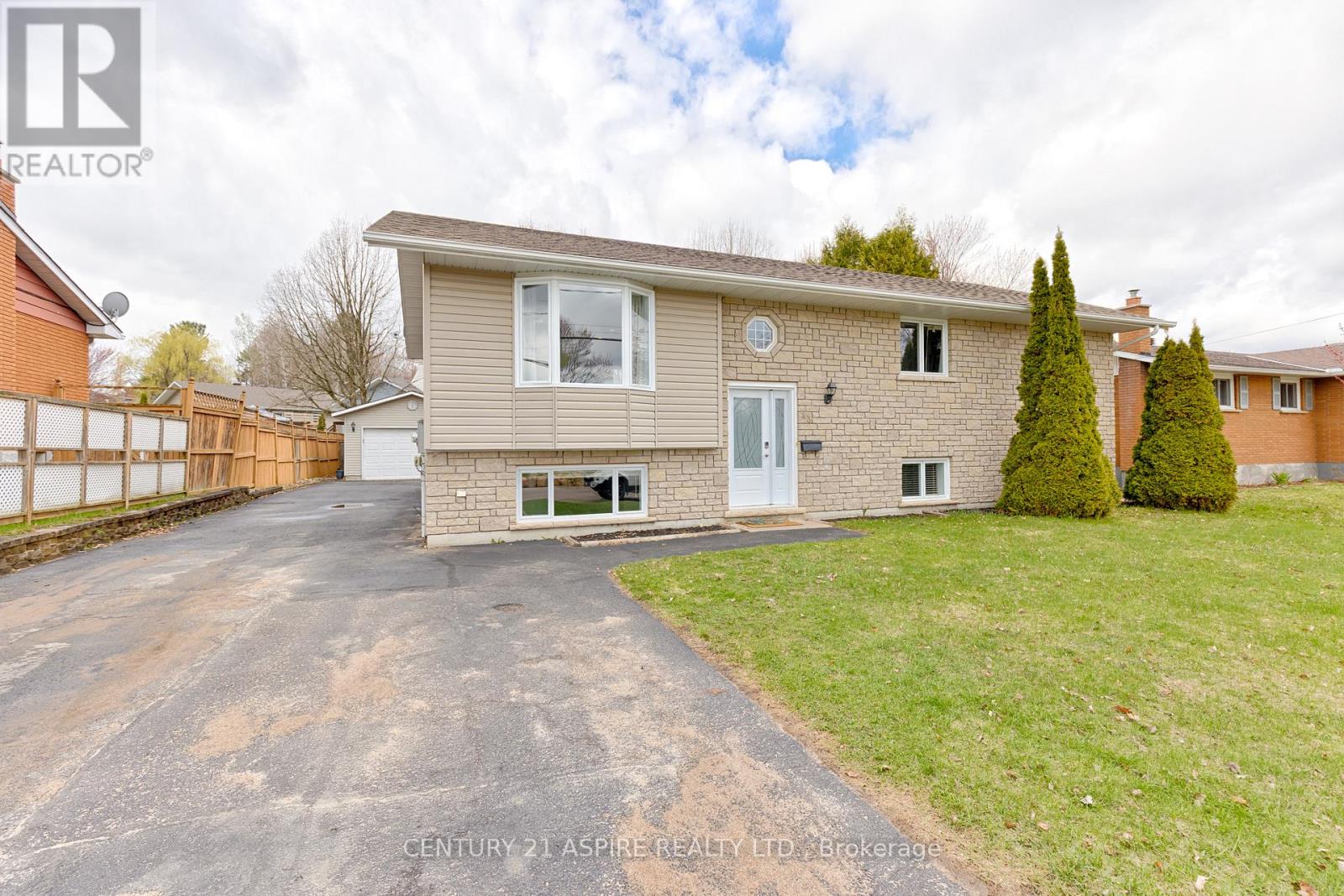 43 SELKIRK STREET, Petawawa, Ontario