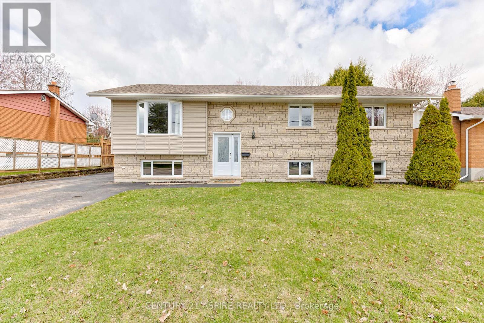 43 Selkirk Street, Petawawa, Ontario  K8H 1P1 - Photo 2 - X13085410