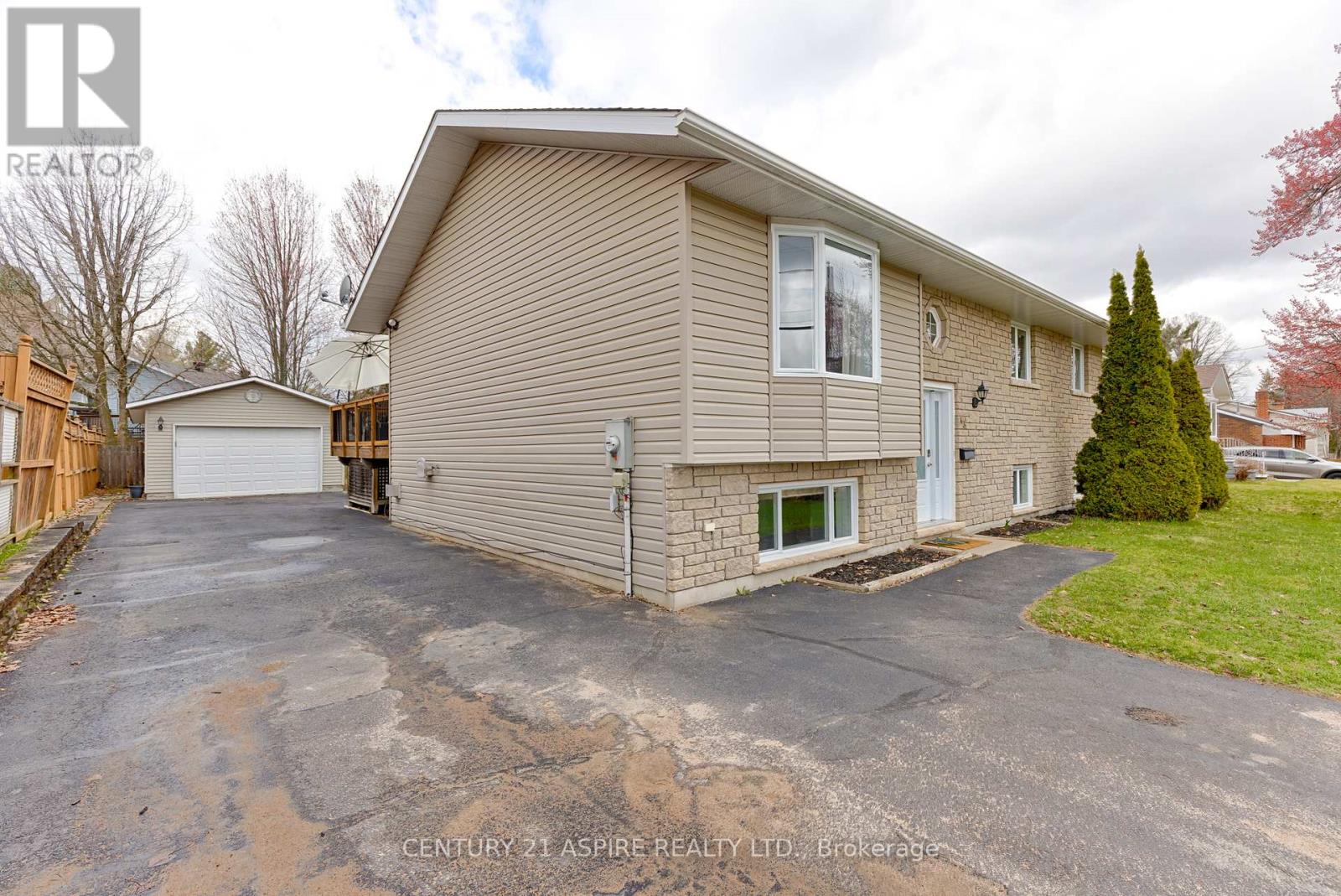 43 Selkirk Street, Petawawa, Ontario  K8H 1P1 - Photo 3 - X13085410