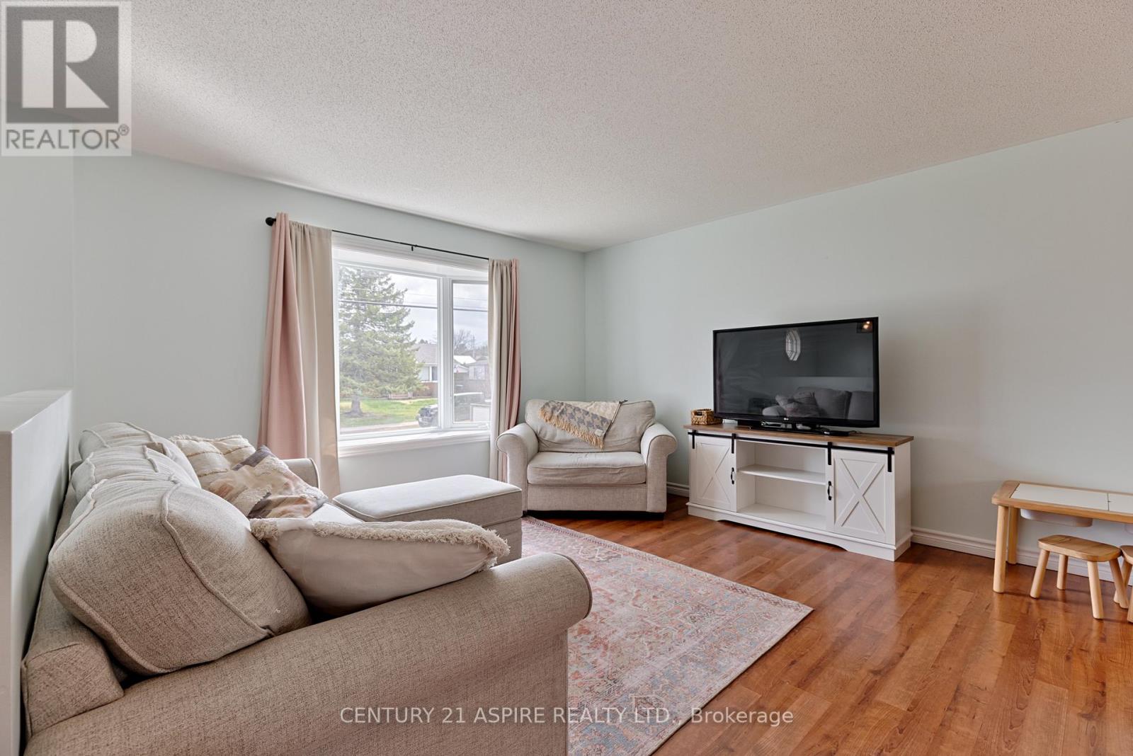 43 Selkirk Street, Petawawa, Ontario  K8H 1P1 - Photo 7 - X13085410