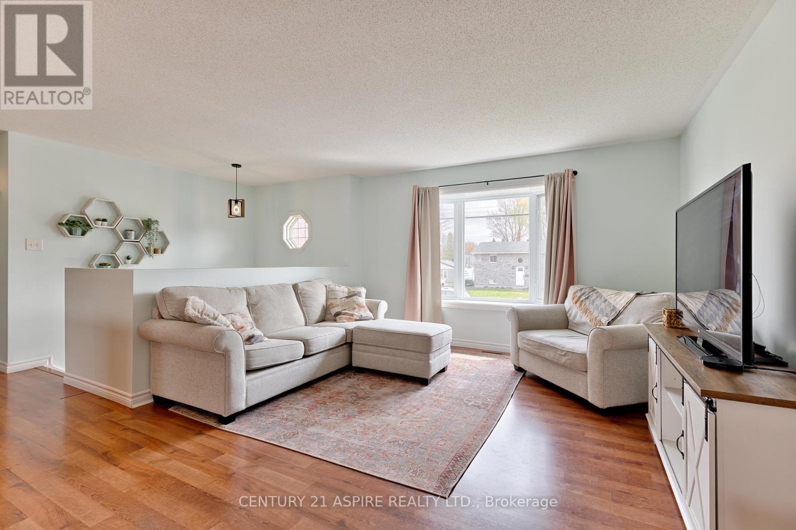 43 Selkirk Street, Petawawa, Ontario  K8H 1P1 - Photo 8 - X13085410