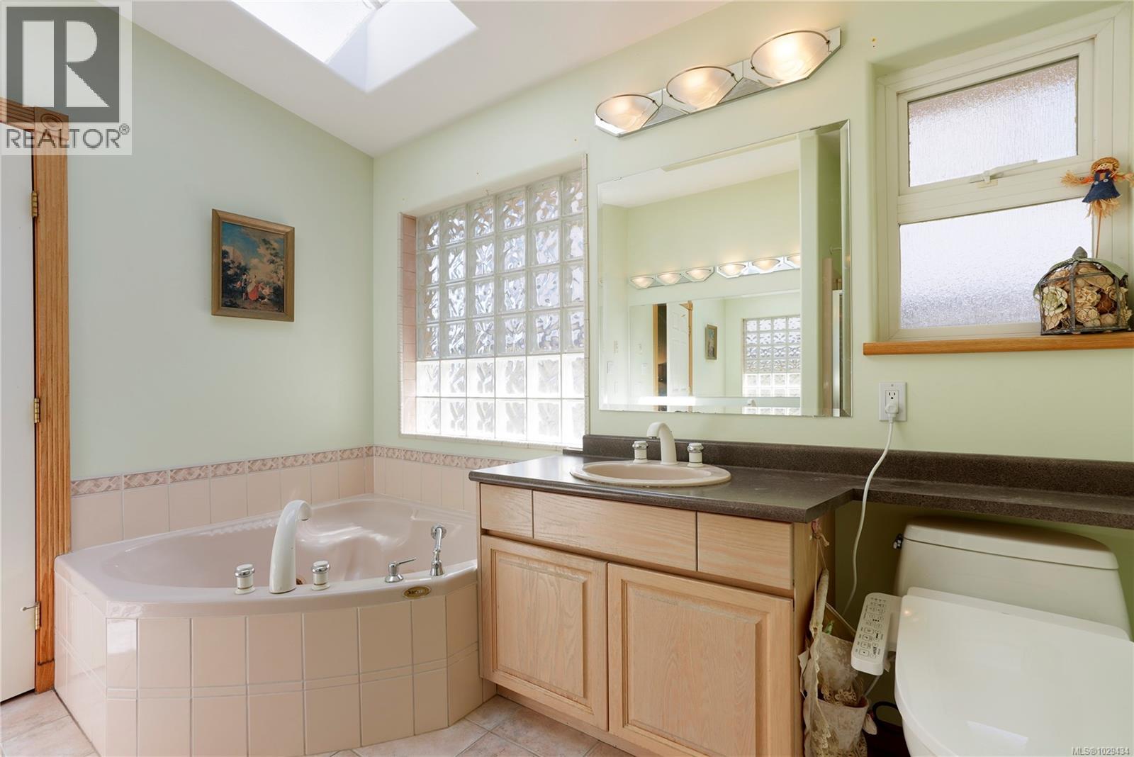 4405 Moonlight Lane, Saanich, British Columbia  V8N 6K7 - Photo 28 - 1029434