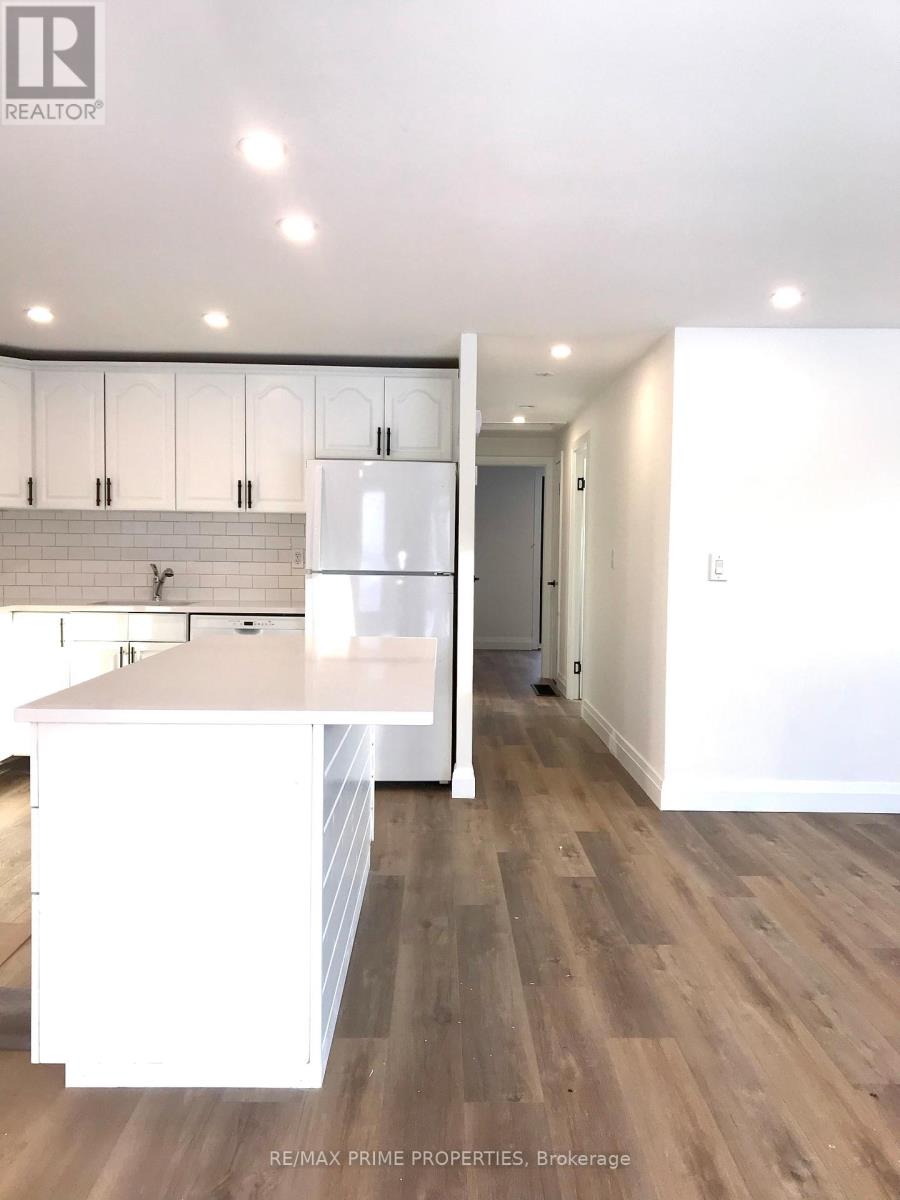 Main Floor - 697 Downview Crescent, Oshawa, Ontario  L1H 7W4 - Photo 2 - E13082562