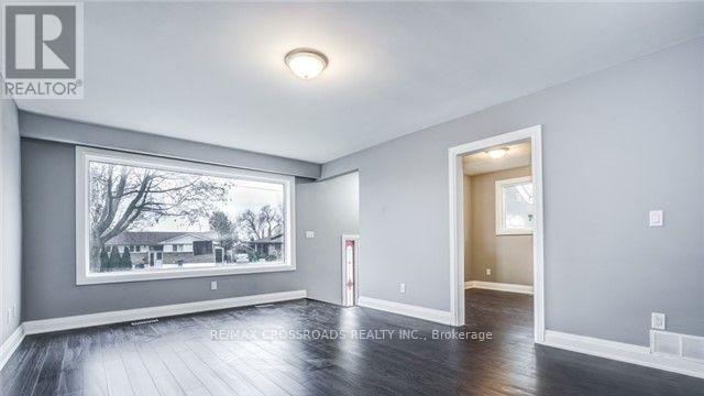 Main Floor - 133 Labrador Drive, Oshawa, Ontario  L1H 7E4 - Photo 5 - E13085566