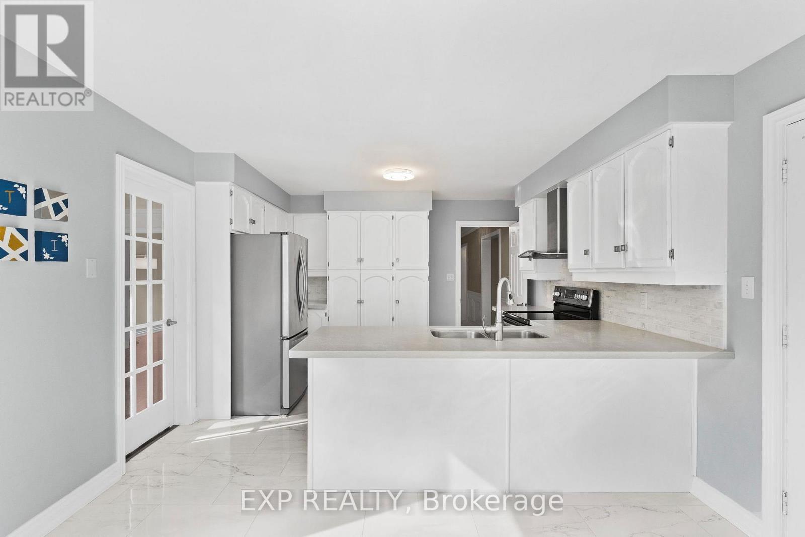 17 Gordon Rowe Crescent, Richmond Hill, Ontario  L4C 8S3 - Photo 7 - N13085662