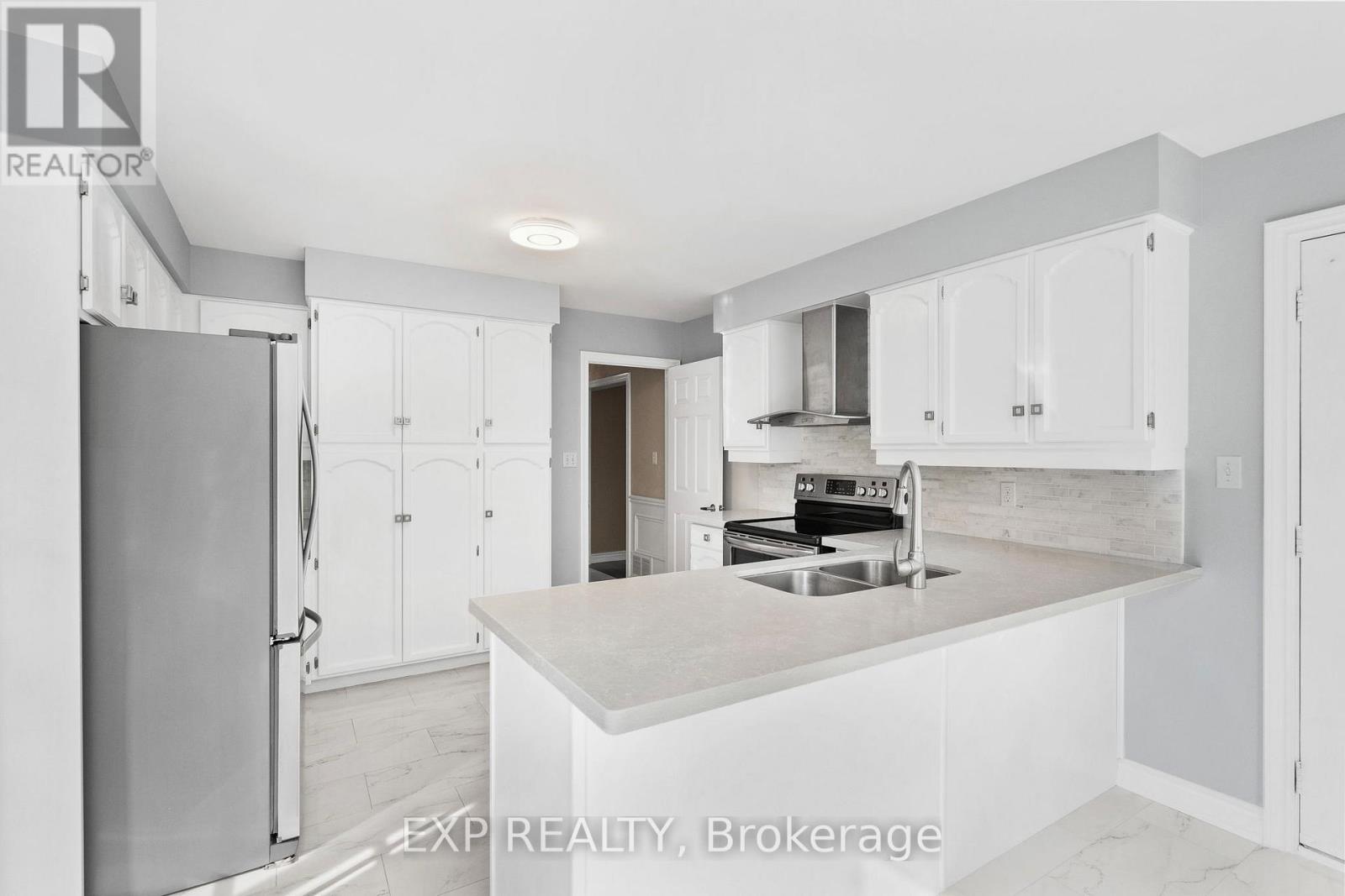17 Gordon Rowe Crescent, Richmond Hill, Ontario  L4C 8S3 - Photo 8 - N13085662