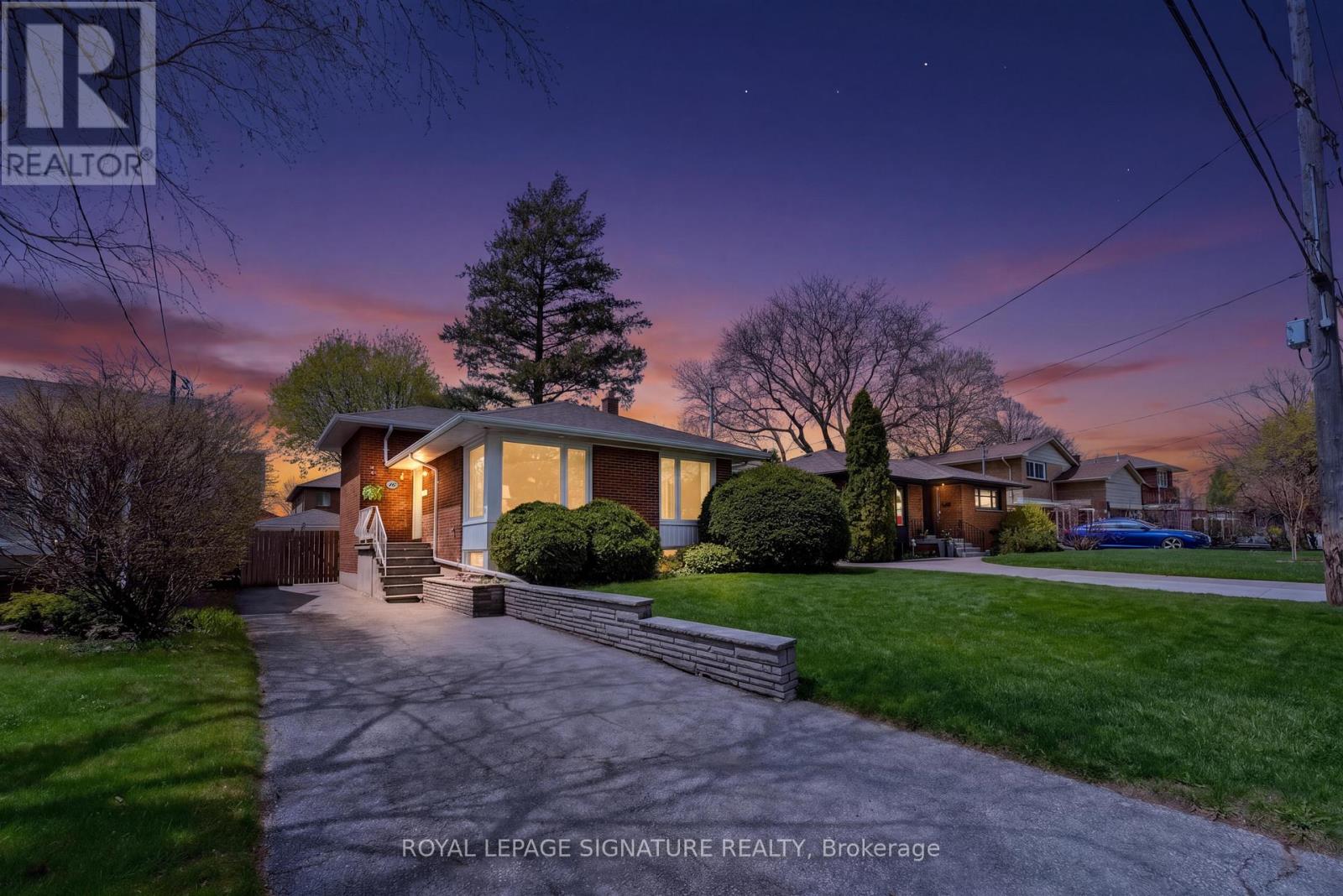 16 SHREWSBURY SQUARE, Toronto, Ontario