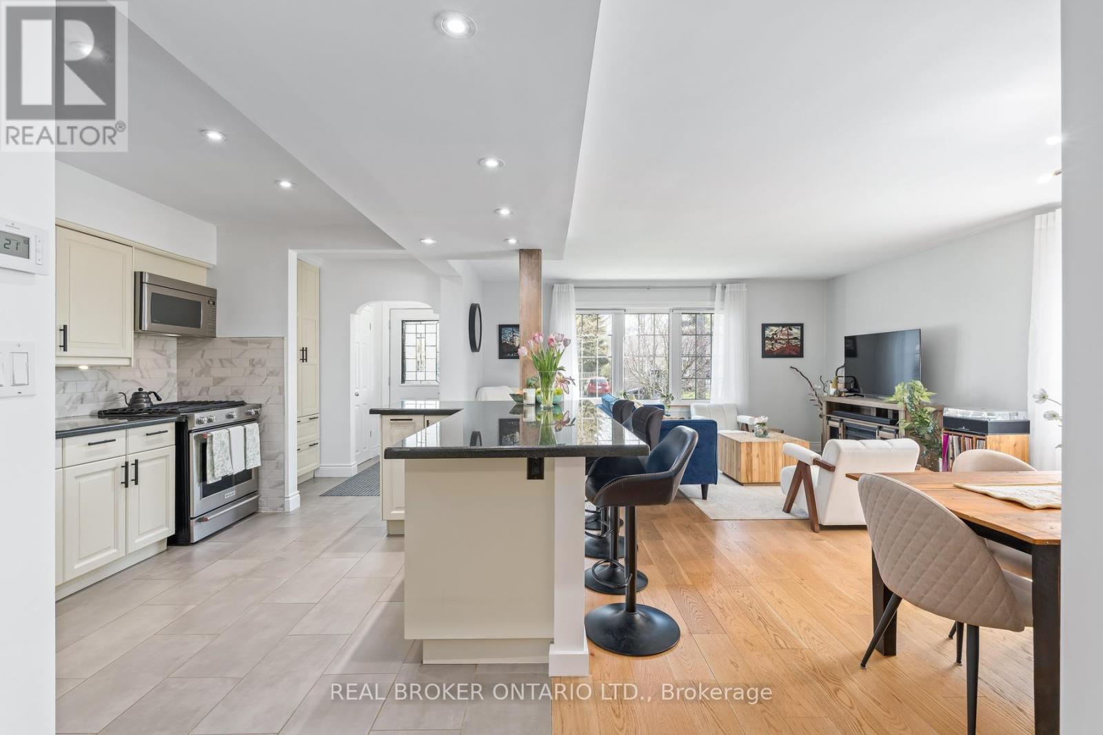 15 Byron Street, Halton Hills, Ontario  L7G 3W6 - Photo 3 - W13085418