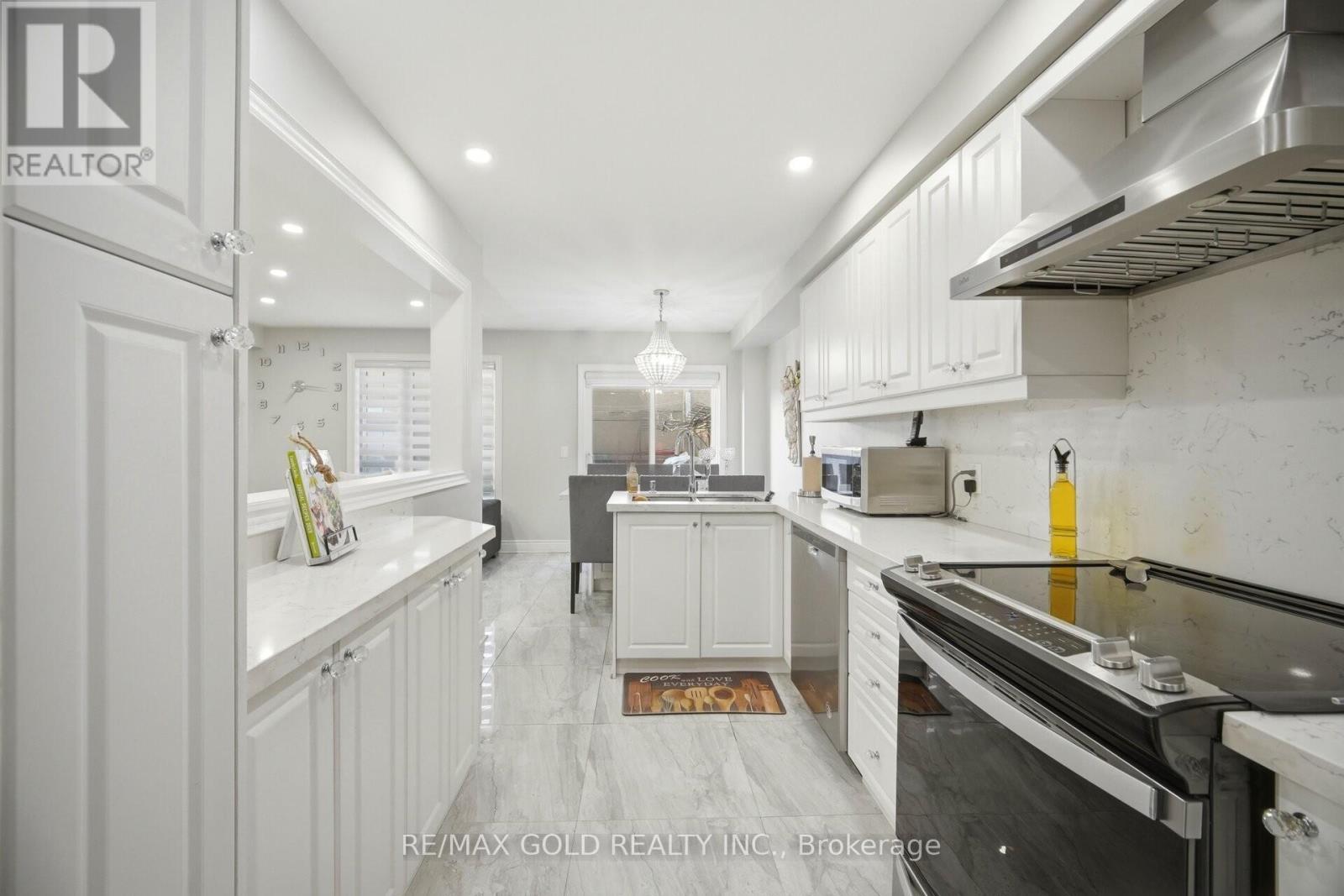 16 Flower Trail, Brampton, Ontario  L6P 1P1 - Photo 10 - W13085426