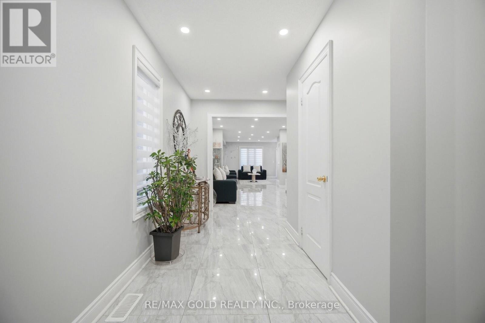 16 Flower Trail, Brampton, Ontario  L6P 1P1 - Photo 2 - W13085426