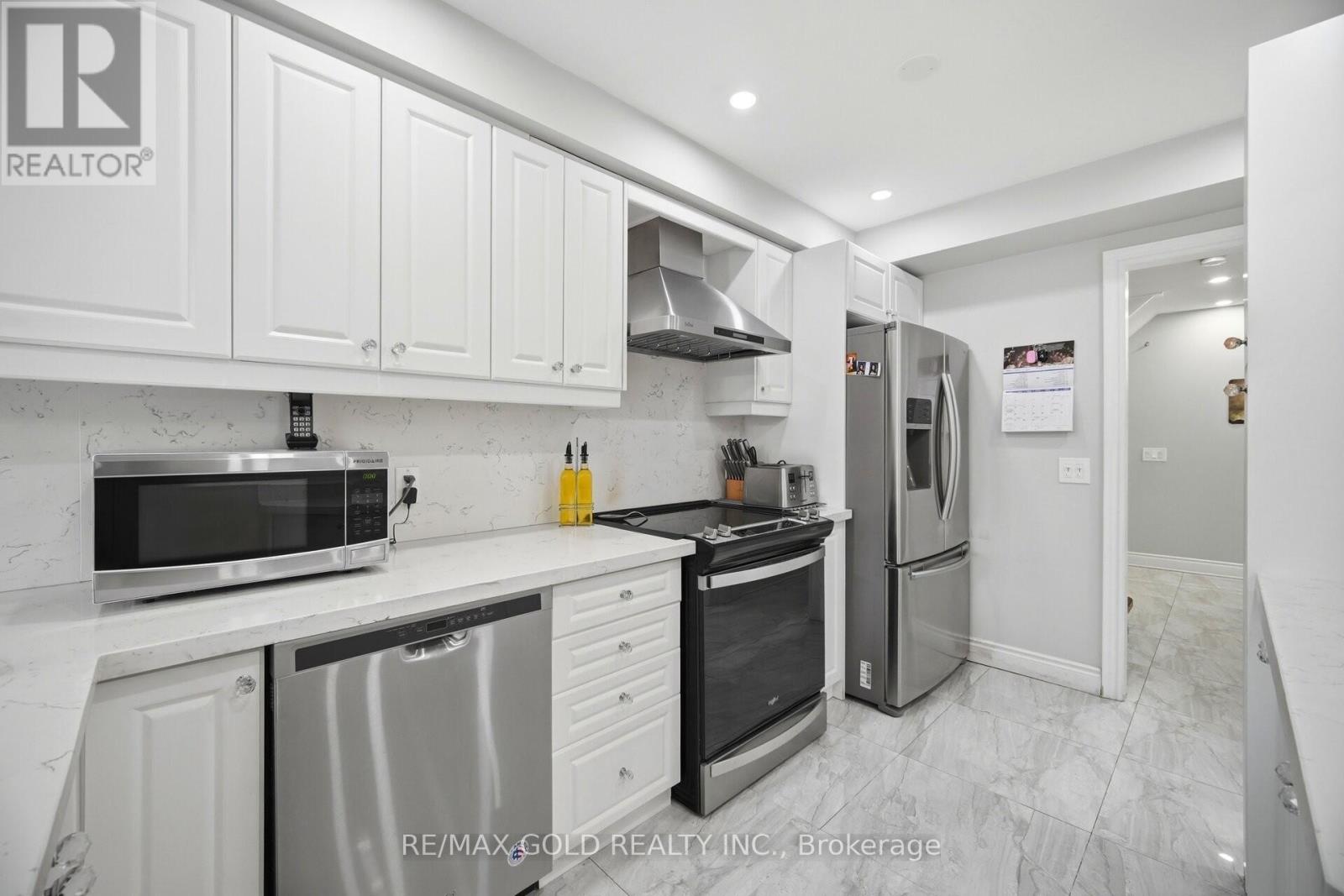 16 Flower Trail, Brampton, Ontario  L6P 1P1 - Photo 9 - W13085426