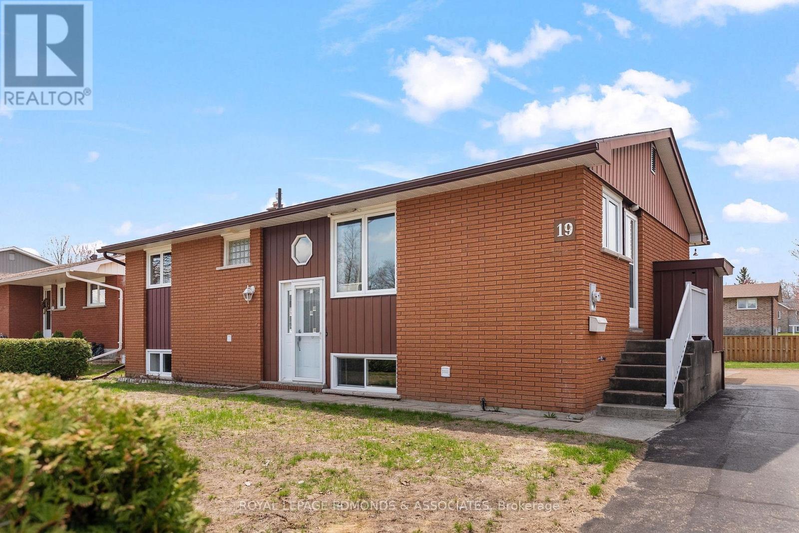 19 ALGONQUIN STREET, Petawawa, Ontario