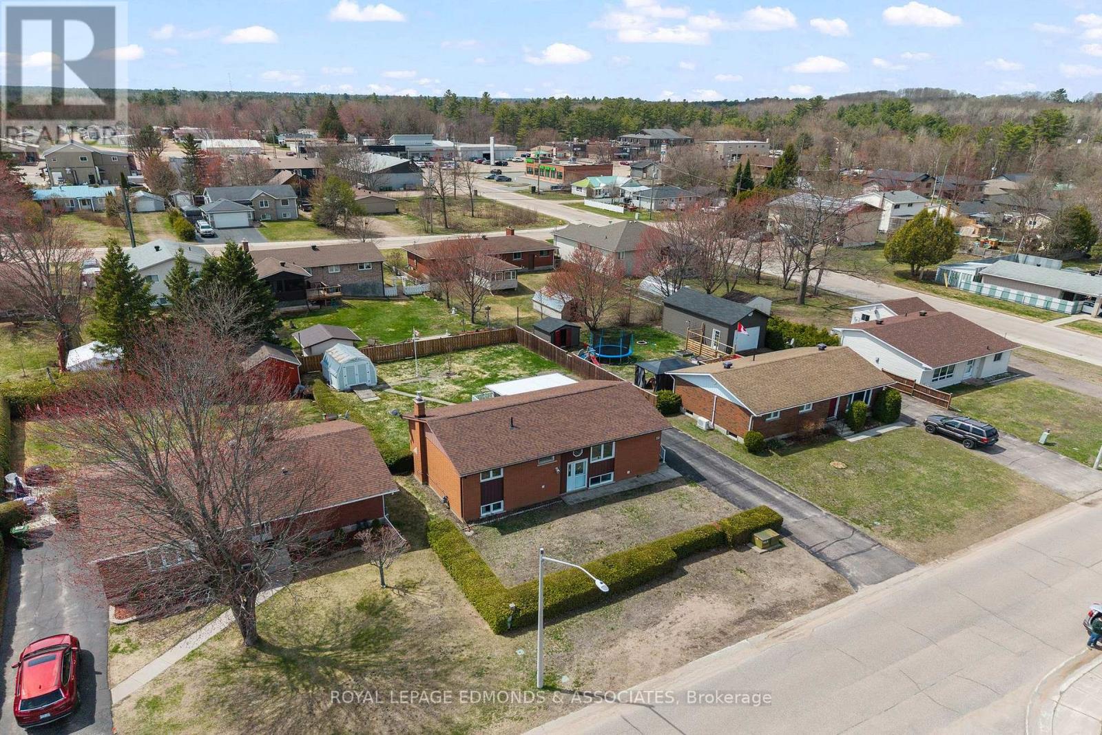 19 Algonquin Street, Petawawa, Ontario  K8H 2B1 - Photo 2 - X13085786