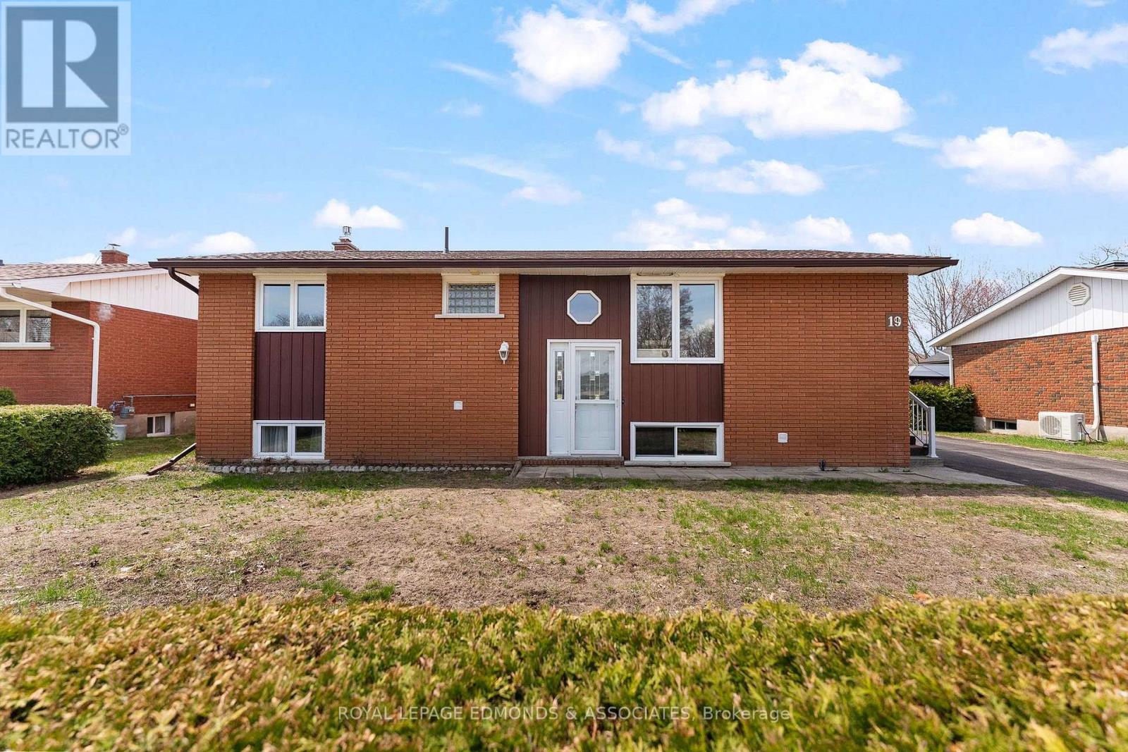 19 Algonquin Street, Petawawa, Ontario  K8H 2B1 - Photo 3 - X13085786