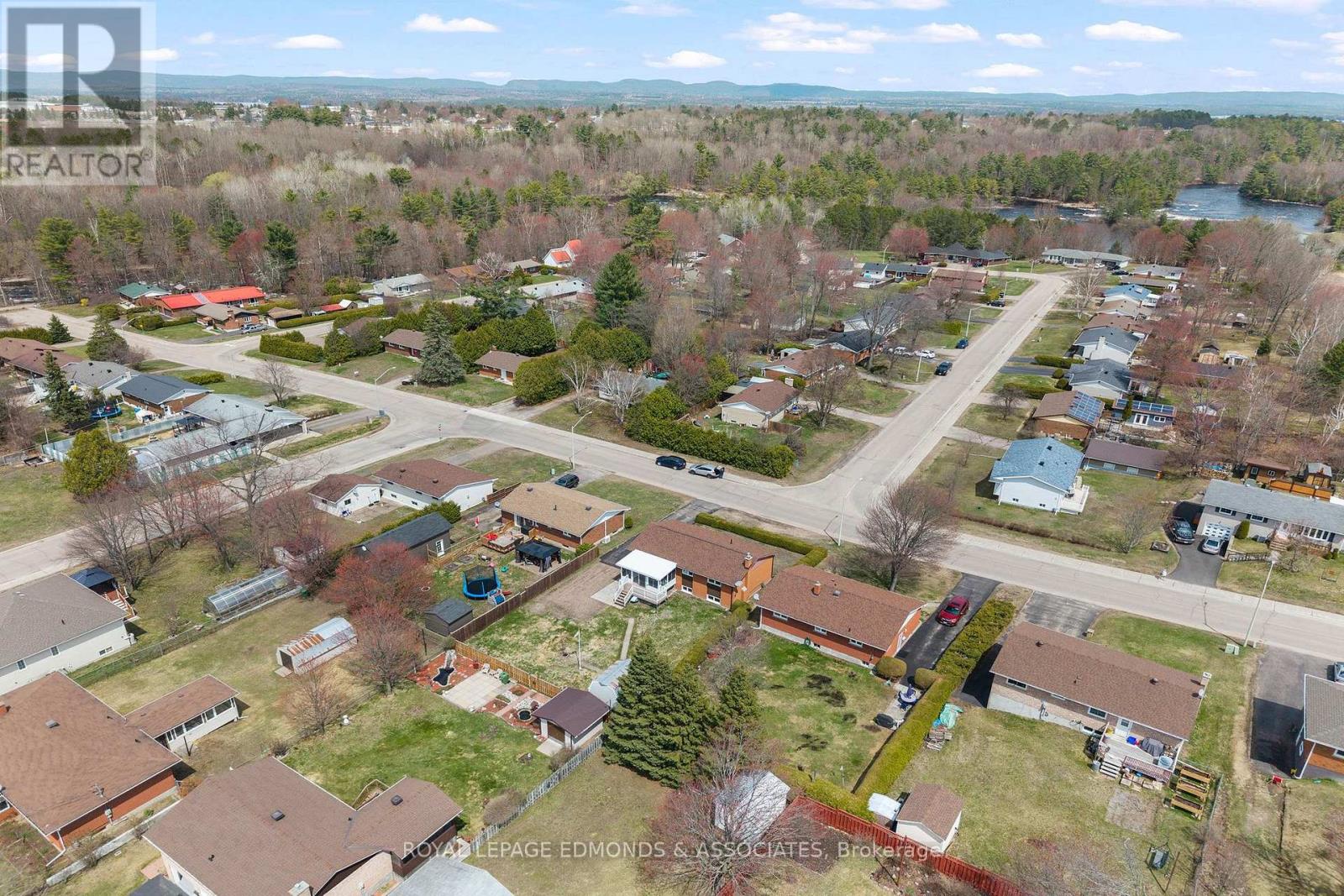 19 Algonquin Street, Petawawa, Ontario  K8H 2B1 - Photo 46 - X13085786