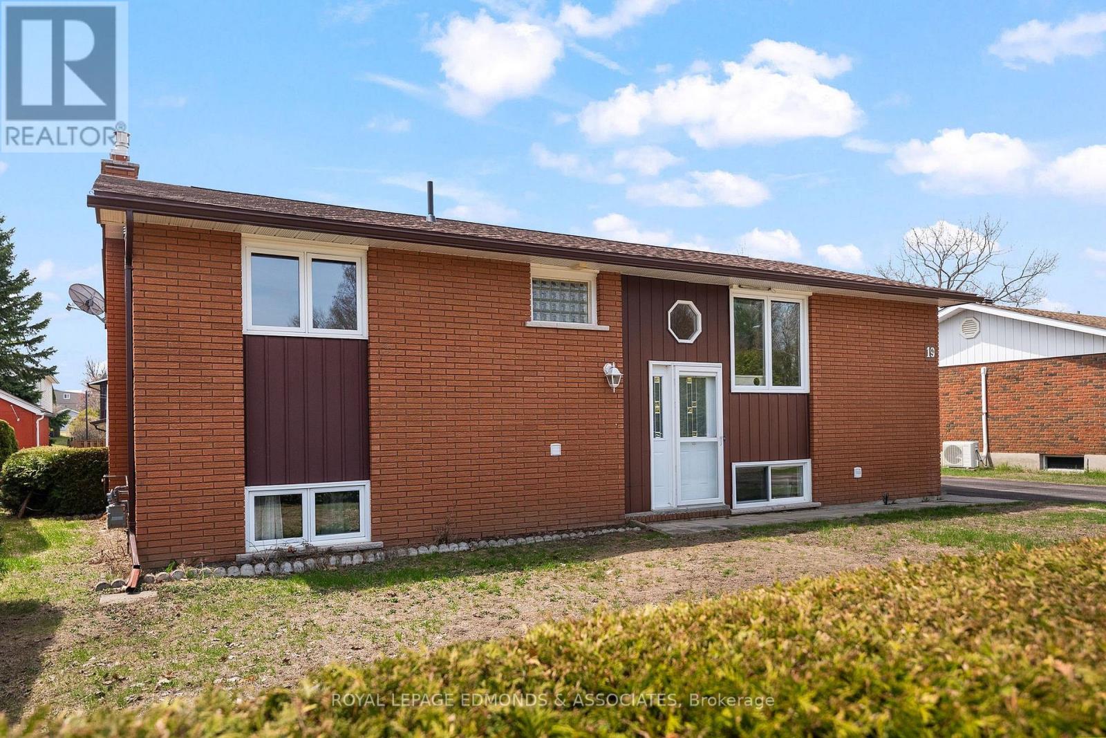 19 Algonquin Street, Petawawa, Ontario  K8H 2B1 - Photo 5 - X13085786