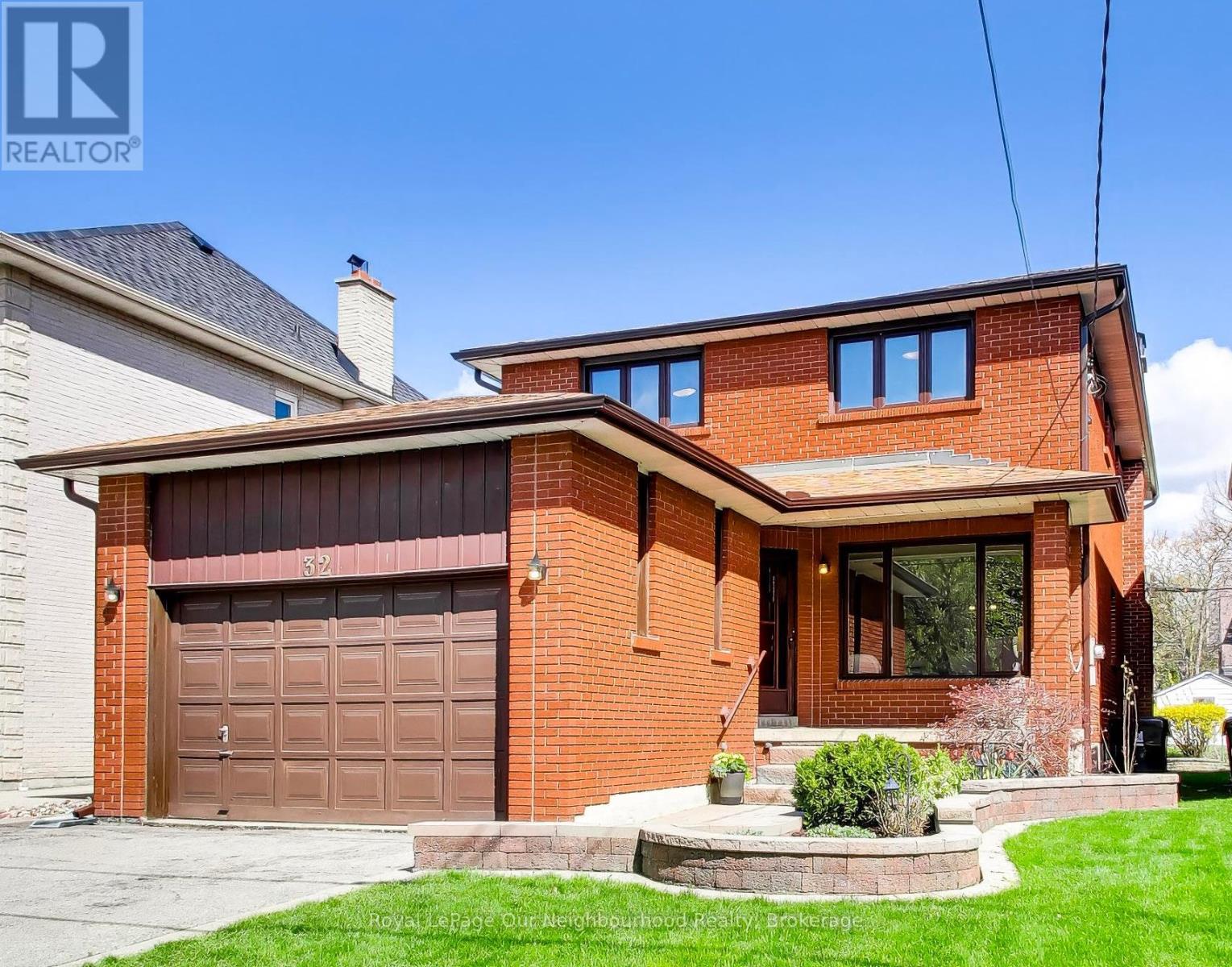 32 MADAWASKA AVENUE, Toronto, Ontario