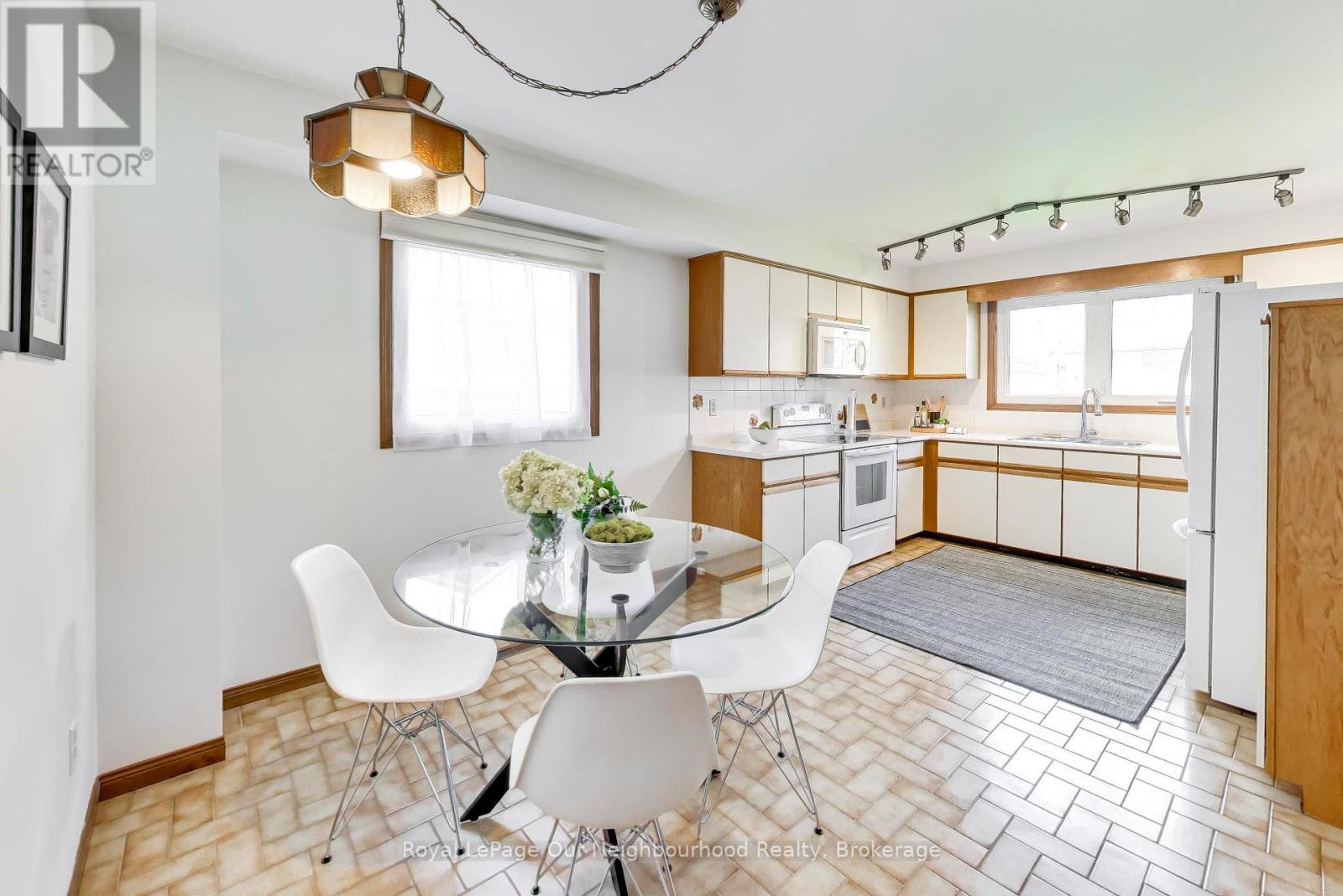 32 Madawaska Avenue, Toronto, Ontario  M2M 2P9 - Photo 11 - C13085750