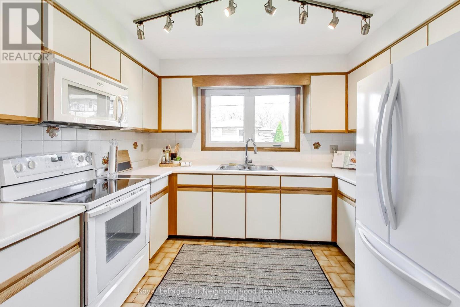 32 Madawaska Avenue, Toronto, Ontario  M2M 2P9 - Photo 12 - C13085750