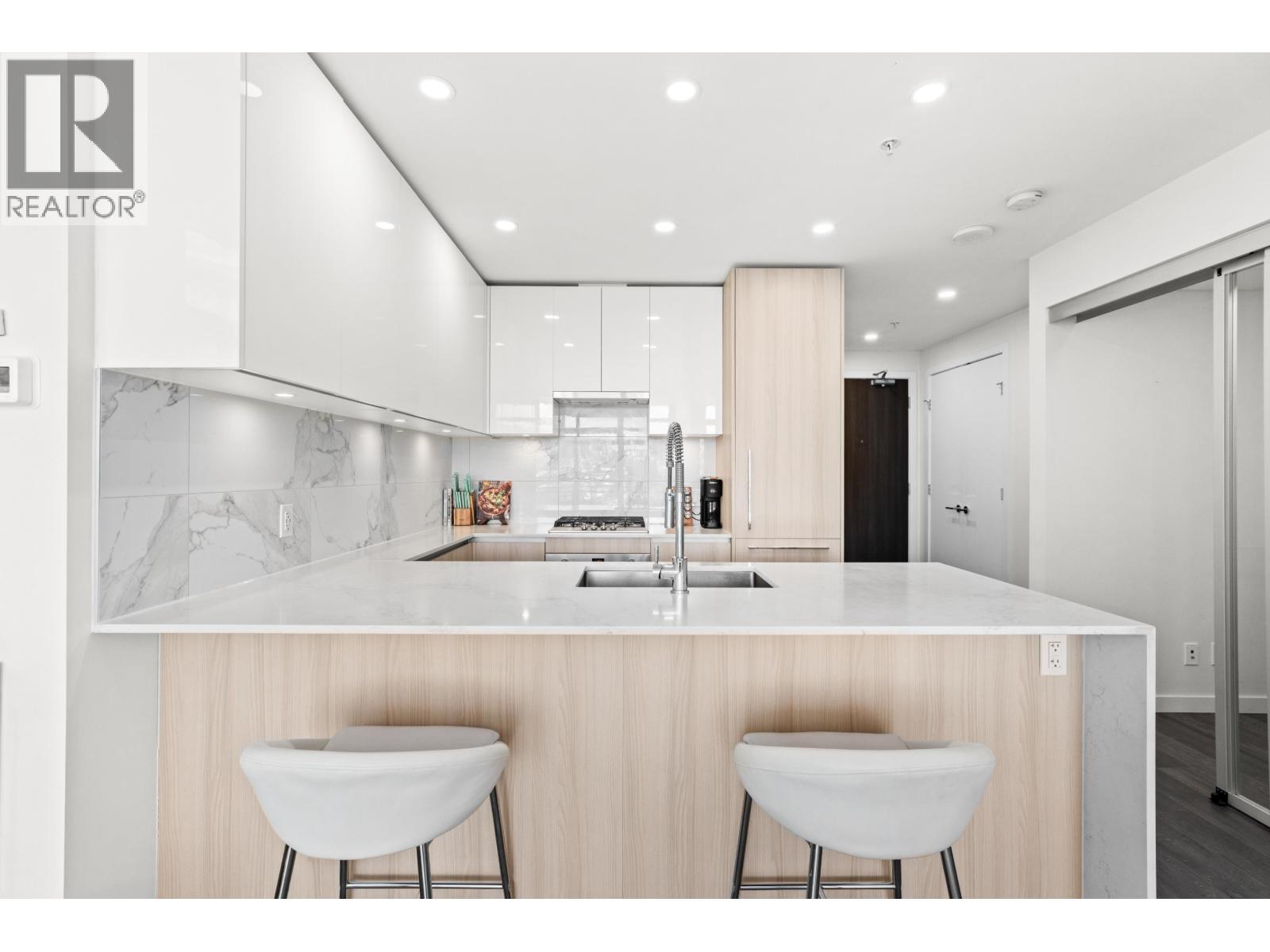 1703 5311 Goring Street, Burnaby, British Columbia  V5B 0B5 - Photo 2 - R3119589