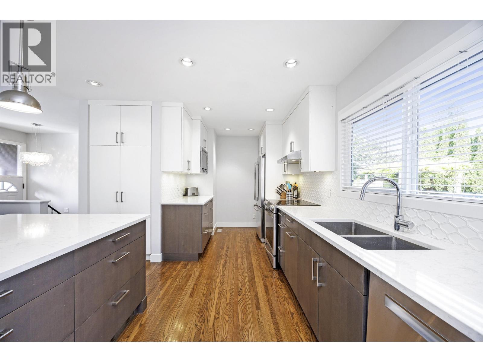 1388 E 20th Street, North Vancouver, British Columbia  V7J 1M6 - Photo 3 - R3119530