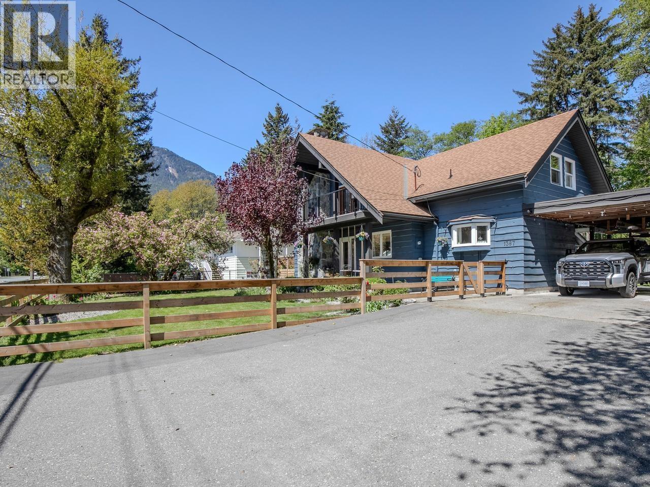 1387 Judd Road, Squamish, British Columbia  V0N 1H0 - Photo 2 - R3119543