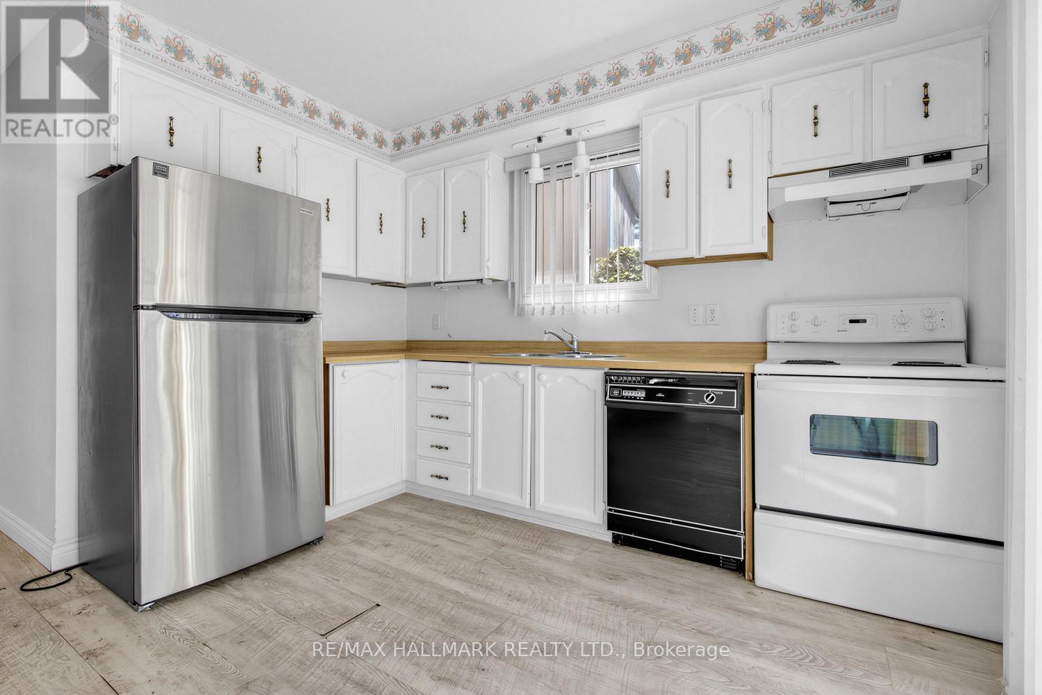 16 Shelbourne Court, Brampton, Ontario  L6Z 1C2 - Photo 10 - W13085752