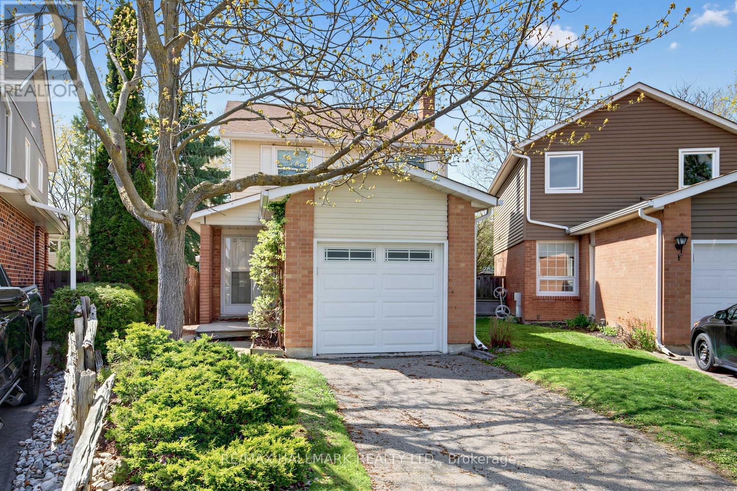 16 Shelbourne Court, Brampton, Ontario  L6Z 1C2 - Photo 2 - W13085752