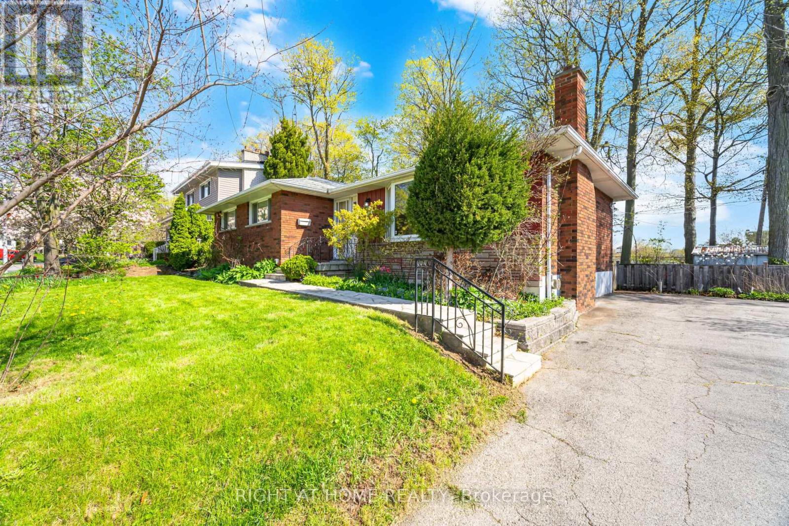 1461 Moss Glen Road, Burlington, Ontario  L7P 2C2 - Photo 3 - W13085794