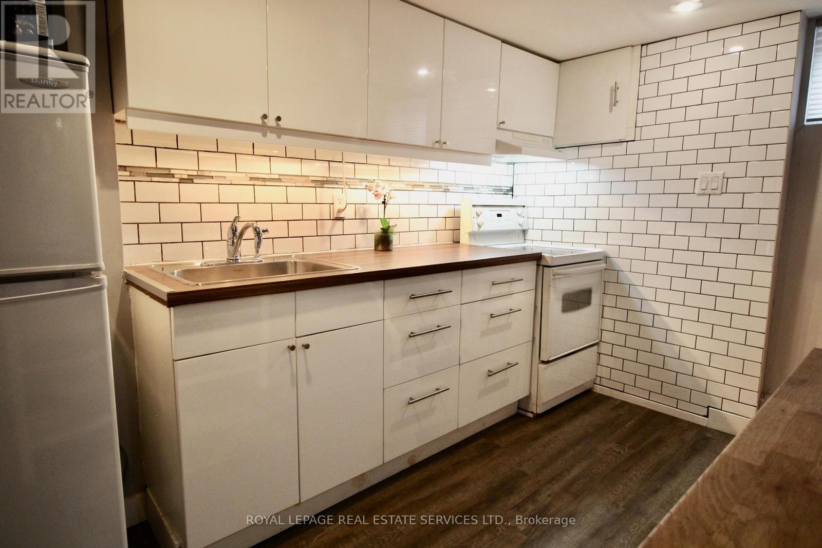 Lower - 170 Fairview Avenue, Toronto, Ontario  M6P 3A5 - Photo 5 - W13085814