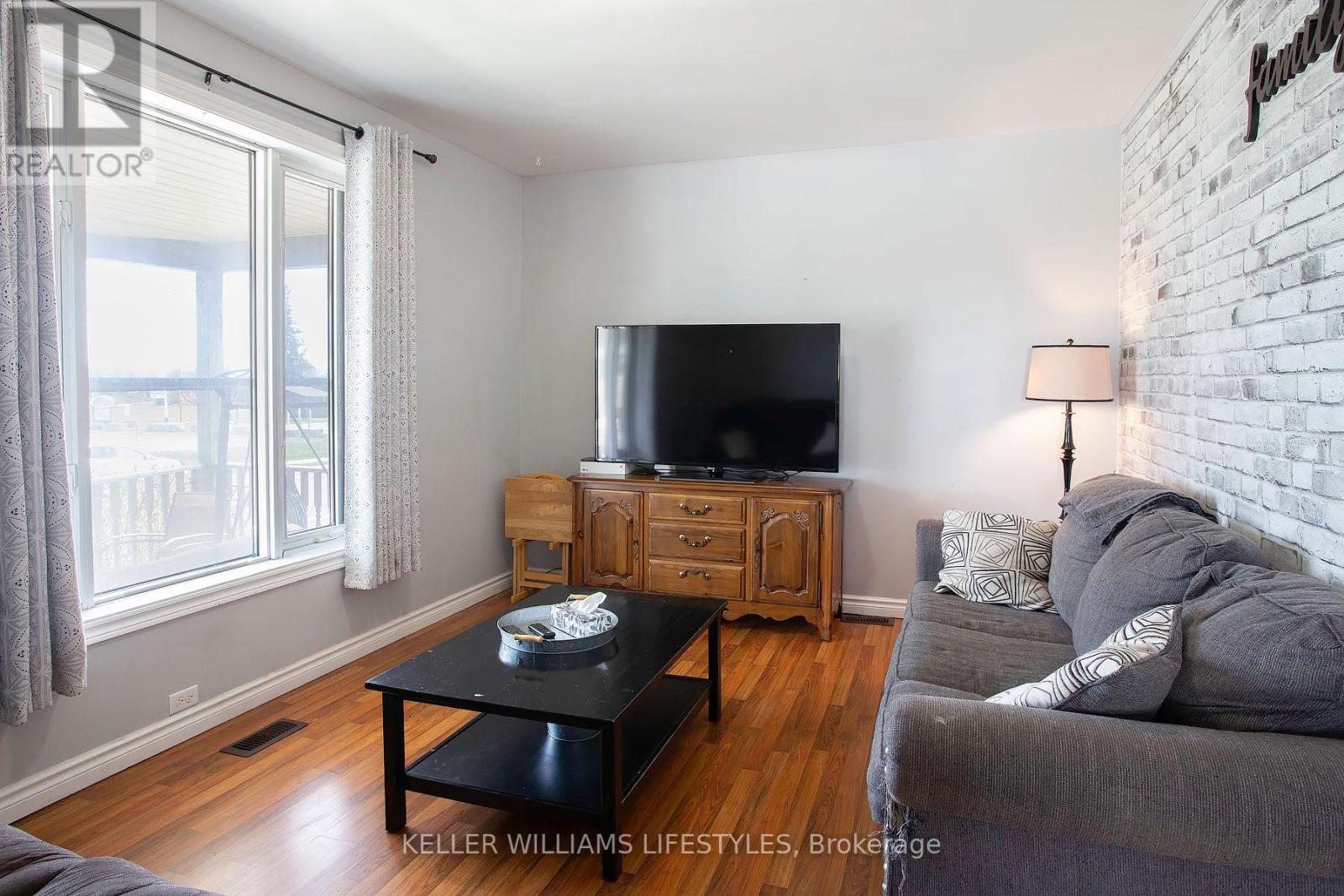264 Upper Queen Street, Thames Centre, Ontario  N0M 2P0 - Photo 3 - X13086088